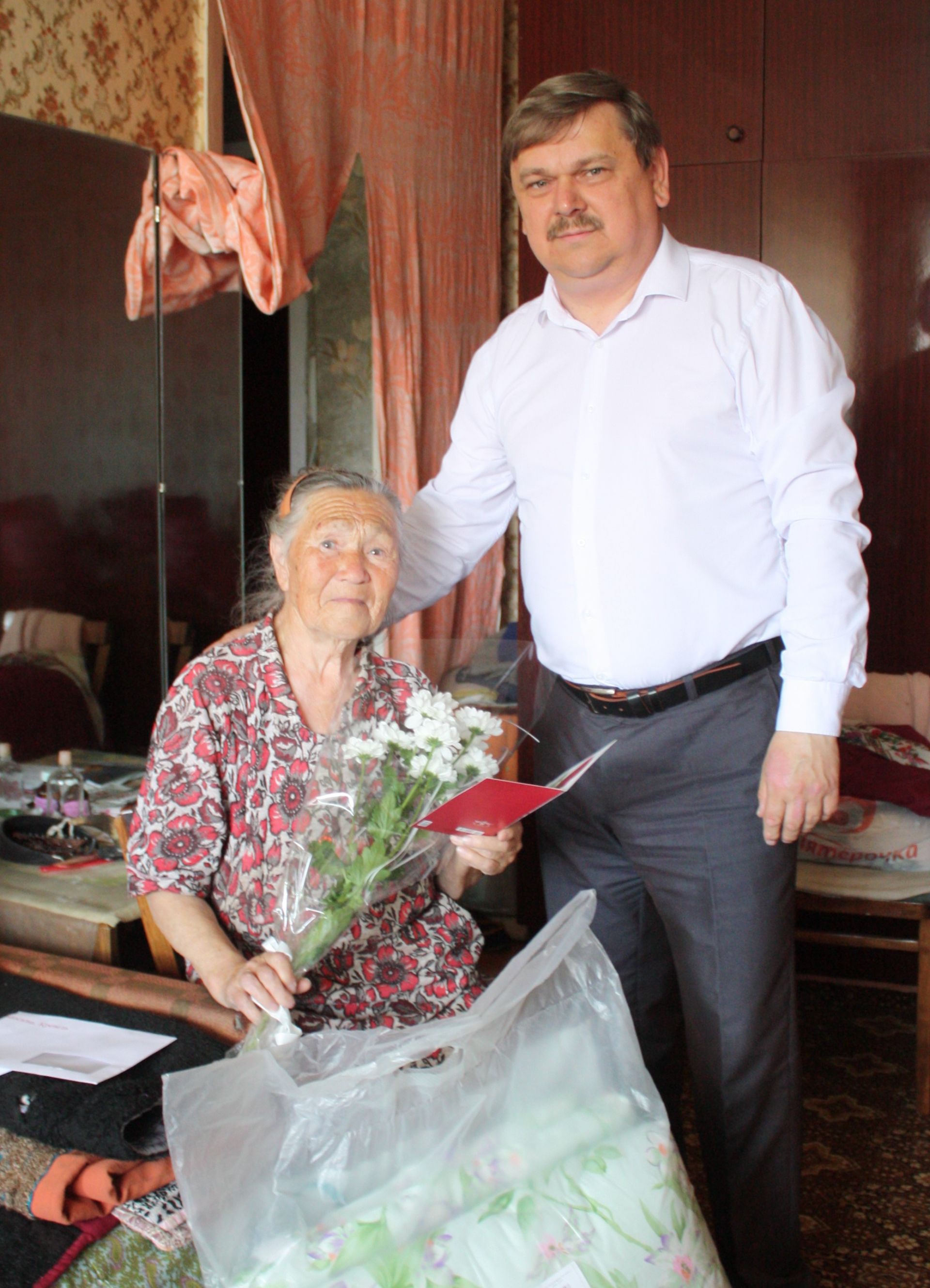 В Чистополе труженица тыла принимает поздравления с 90-летием