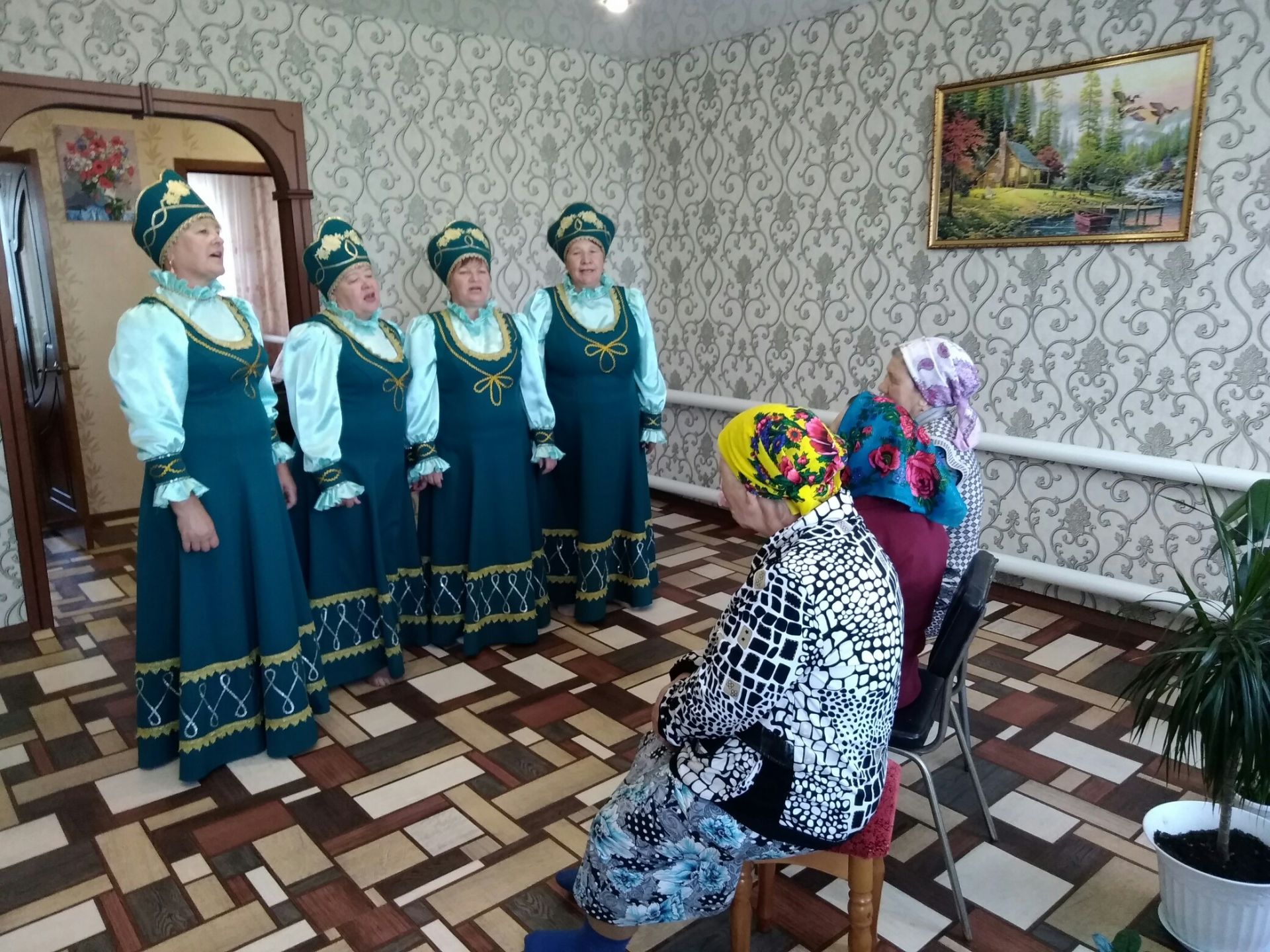 Ансамбль «Сударушка» поздравил жительницу Чистопольского района с 90-летним юбилеем