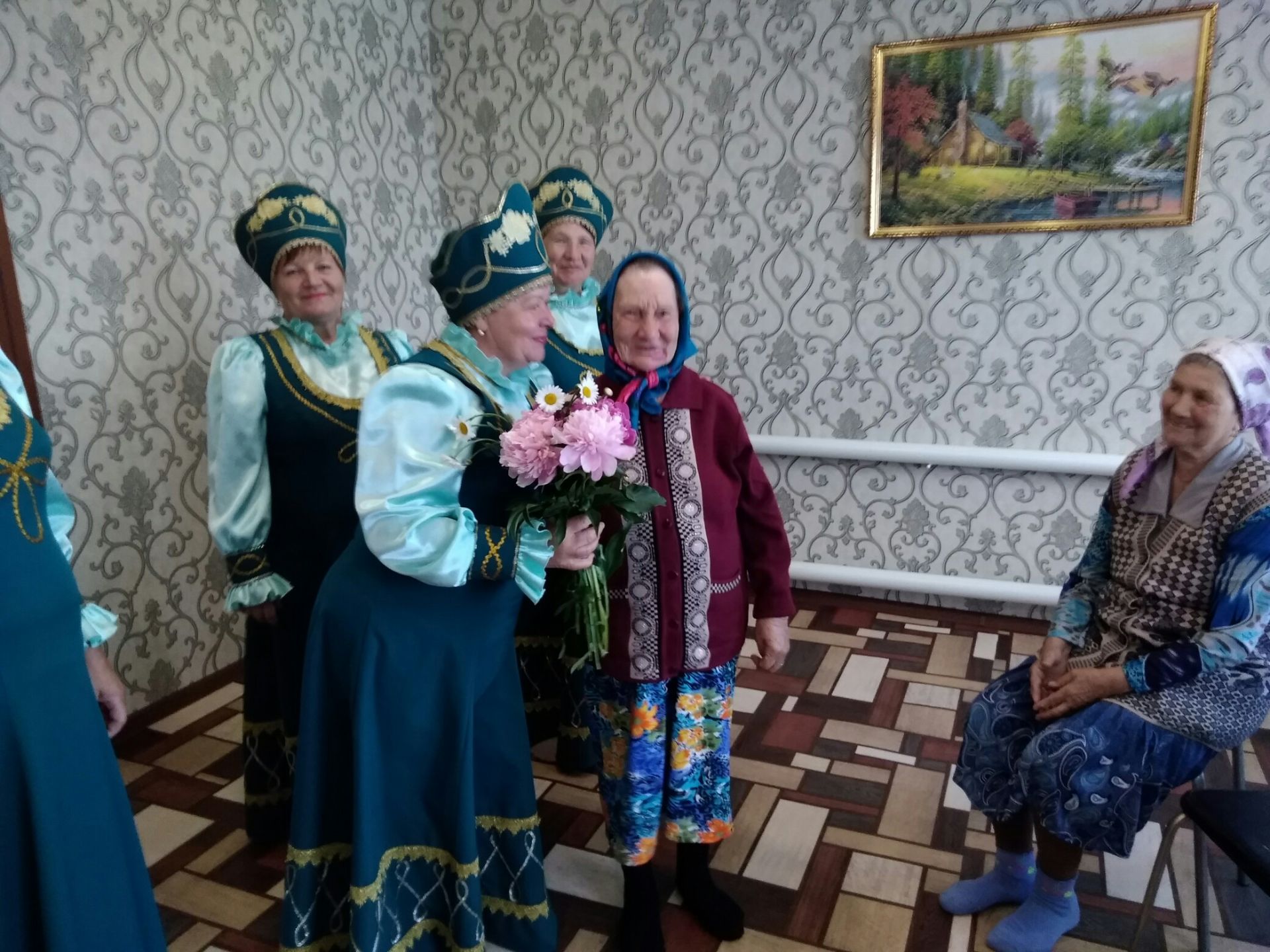 Ансамбль «Сударушка» поздравил жительницу Чистопольского района с 90-летним юбилеем