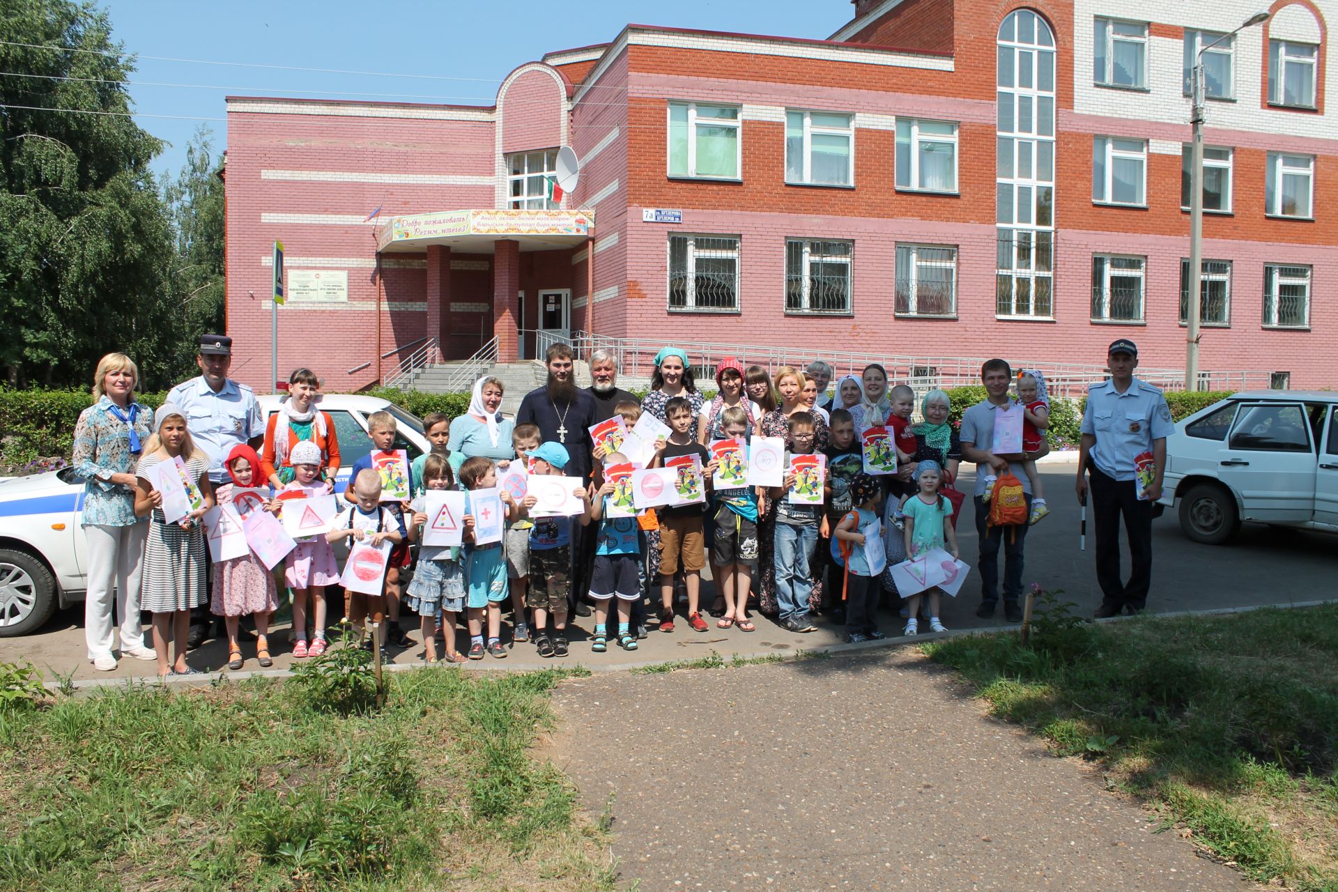 Учащиеся воскресной школы устроили «экзамен» чистопольским водителям