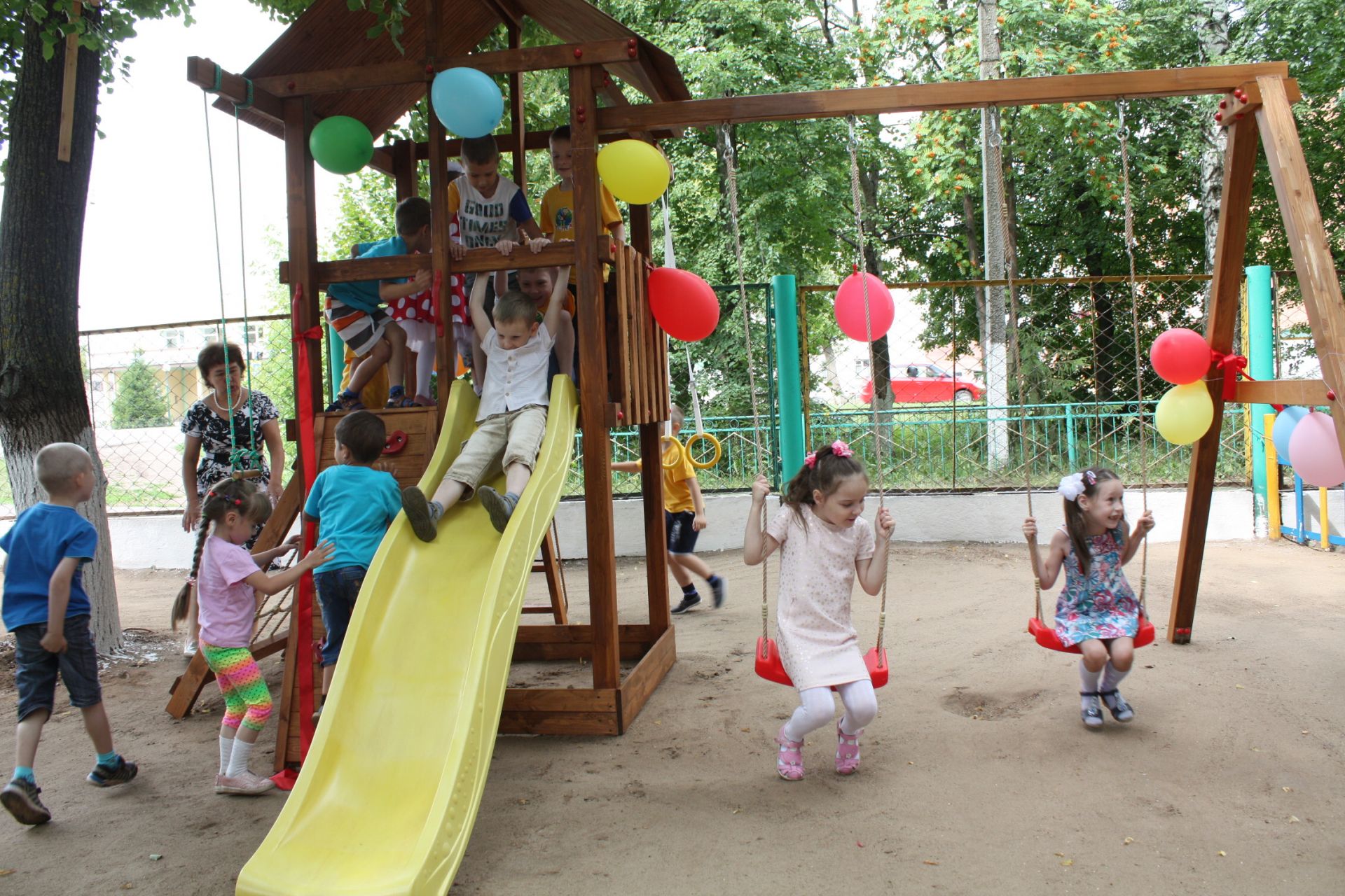 Депутат подарил чистопольским детям игровой комплекс
