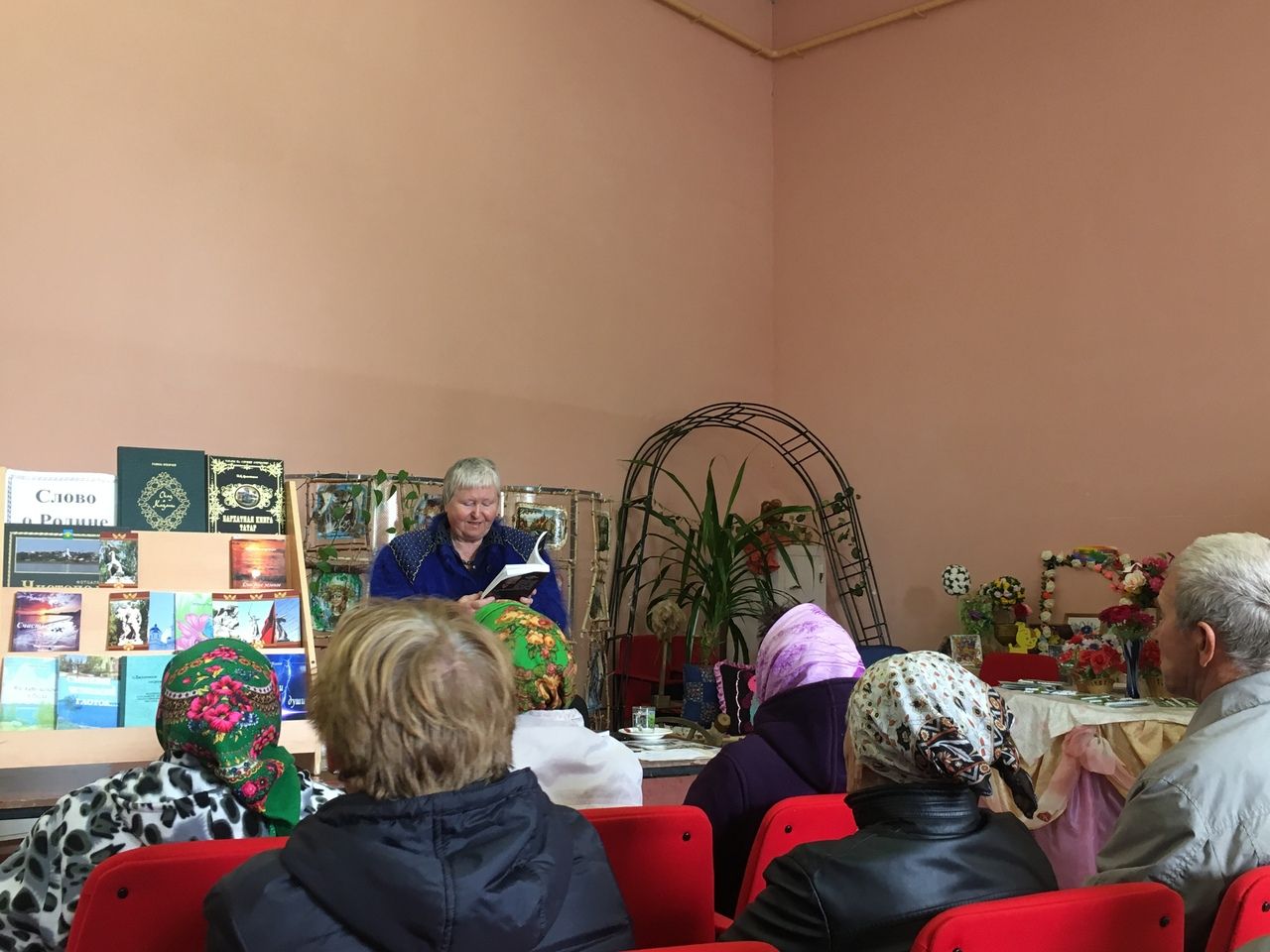 Чистопольская поэтесса встретилась с читателями сельской библиотеки