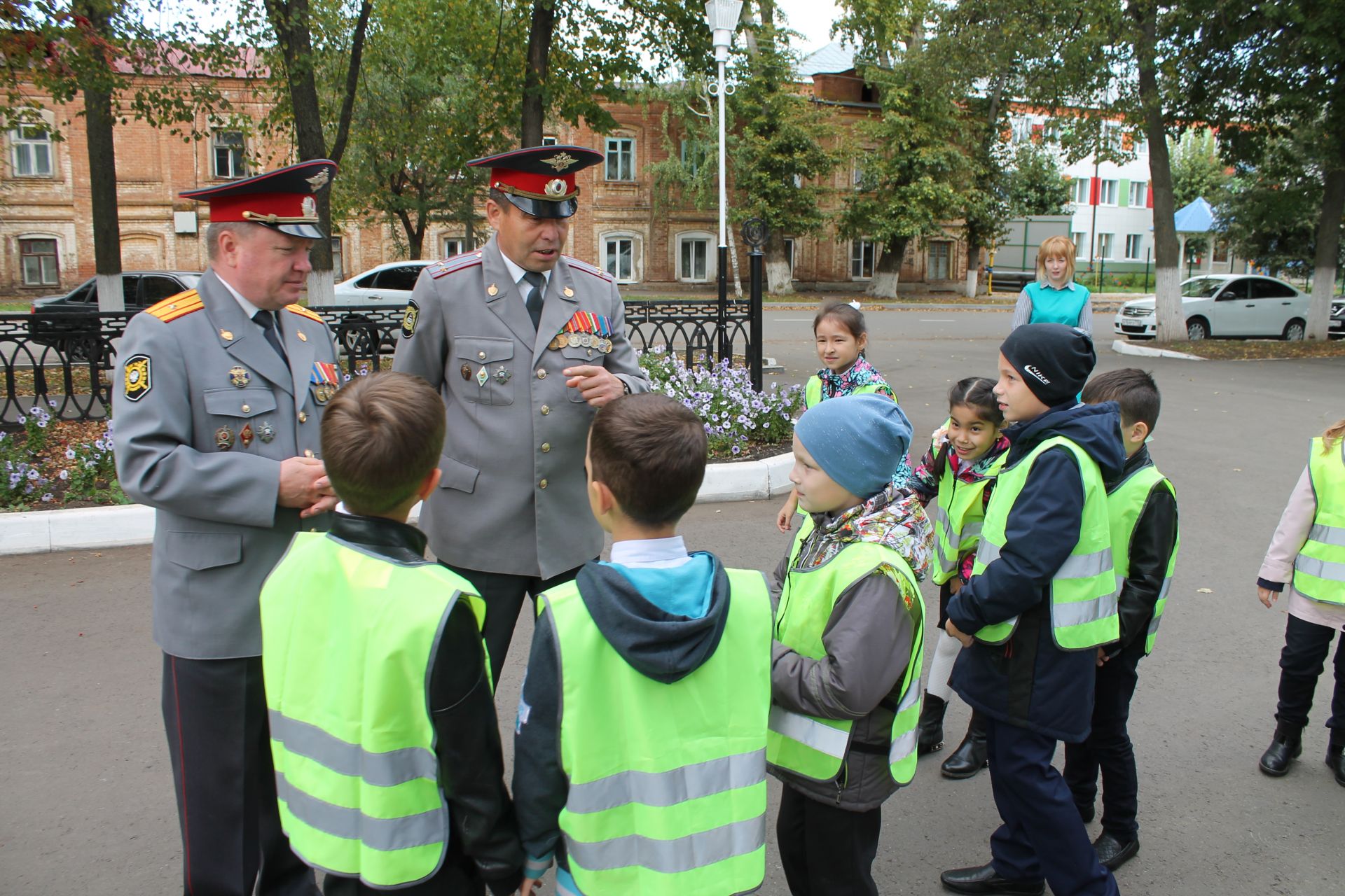 «Шагающий автобус»: и экскурсия, и мини-экзамен для юных чистопольских пешеходов