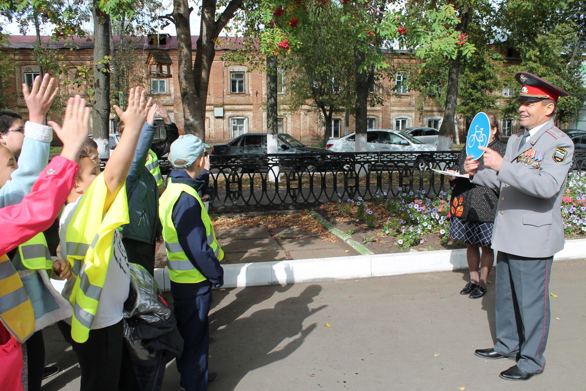 «Шагающий автобус»: и экскурсия, и мини-экзамен для юных чистопольских пешеходов
