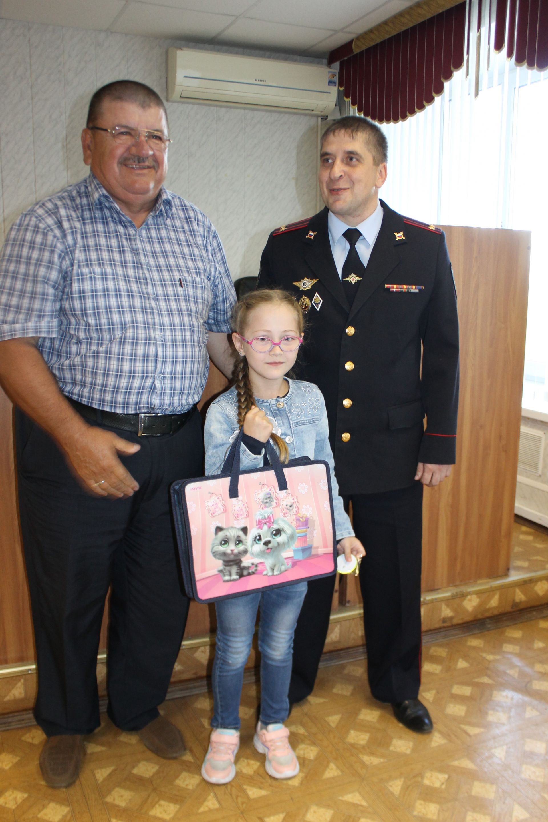 «Помоги пойти учиться»: подарки от чистопольских полицейских