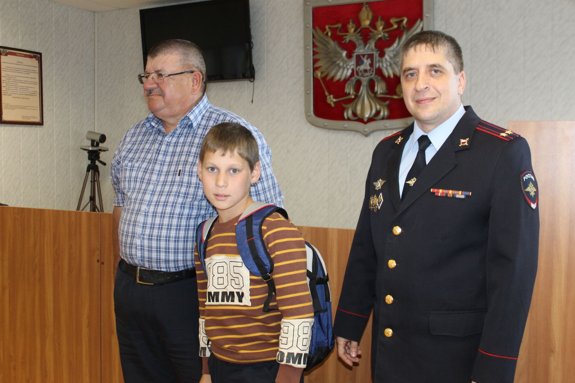 «Помоги пойти учиться»: подарки от чистопольских полицейских