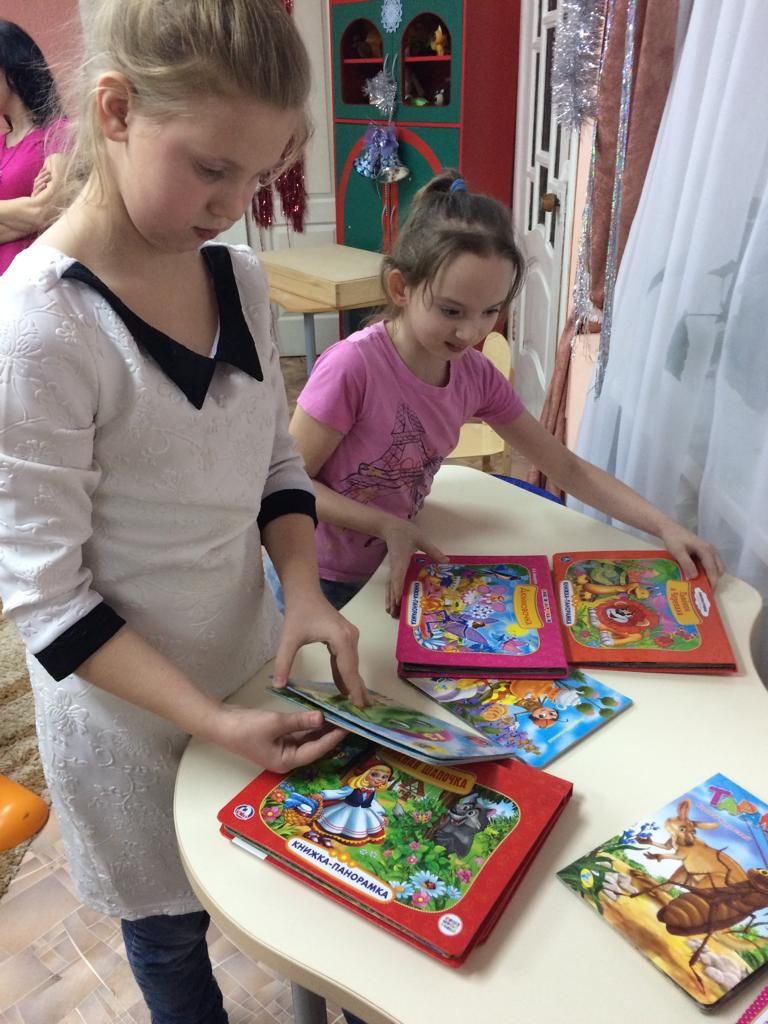 Семейная гостиная в чистопольской библиотеке: и взрослые, и дети погрузились в мир сказок