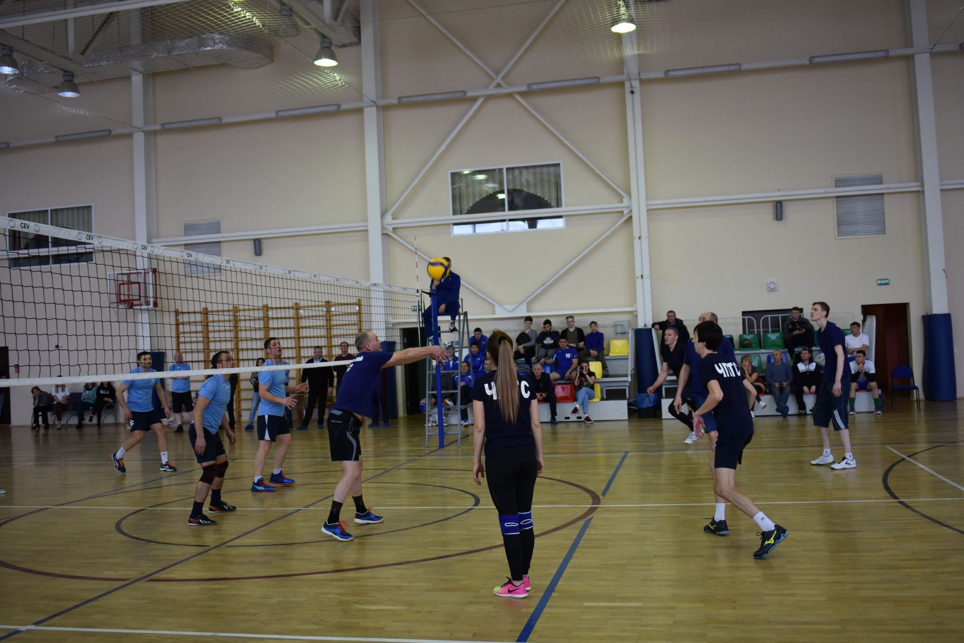 Смотрите фоторепортаж. В Чистополе состоялся республиканский корпоративный турнир по волейболу