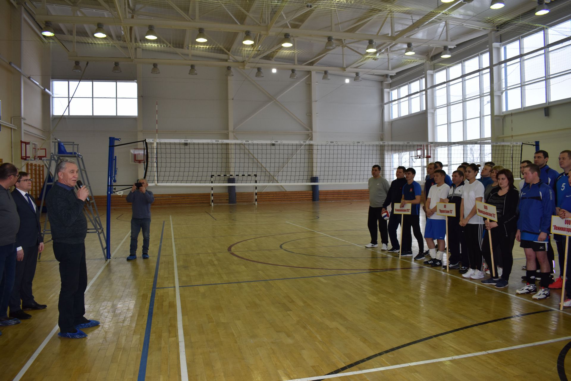 Смотрите фоторепортаж. В Чистополе состоялся республиканский корпоративный турнир по волейболу