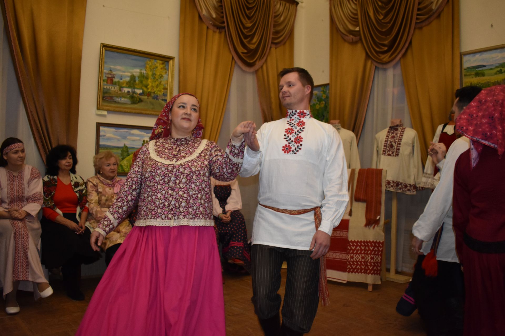 Бытовые танцы, народные игры, парная кадриль: в Чистополе прошла этновечерка (Фоторепортаж)