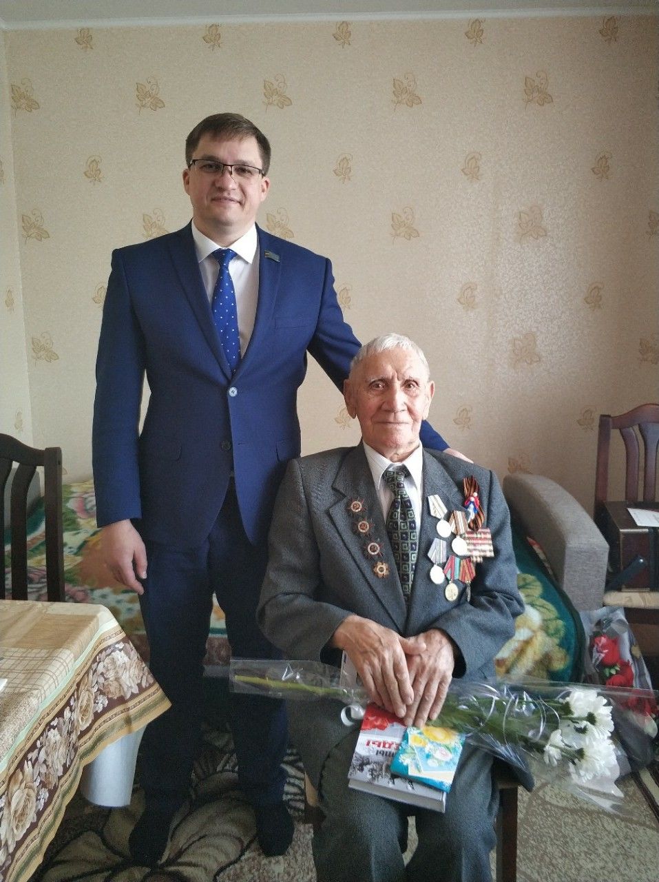 Первый заместитель главы Чистопольского района поздравил ветеранов с Днем пожилого человека