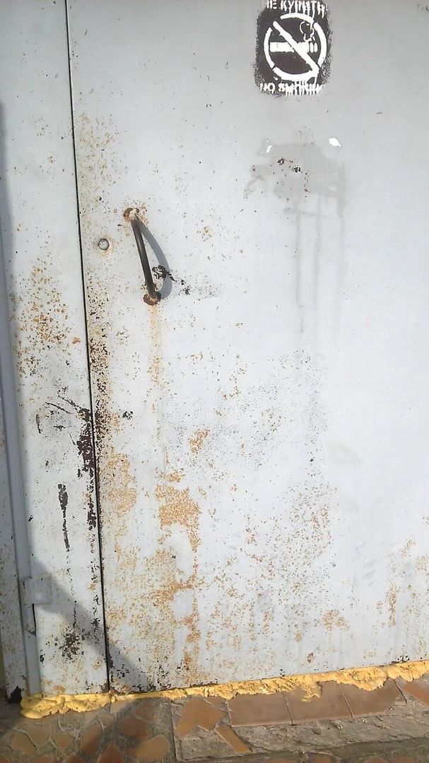 Ржавые двери, трещины в стенах, отвалившаяся штукатурка…Куда идут деньги за капремонт?