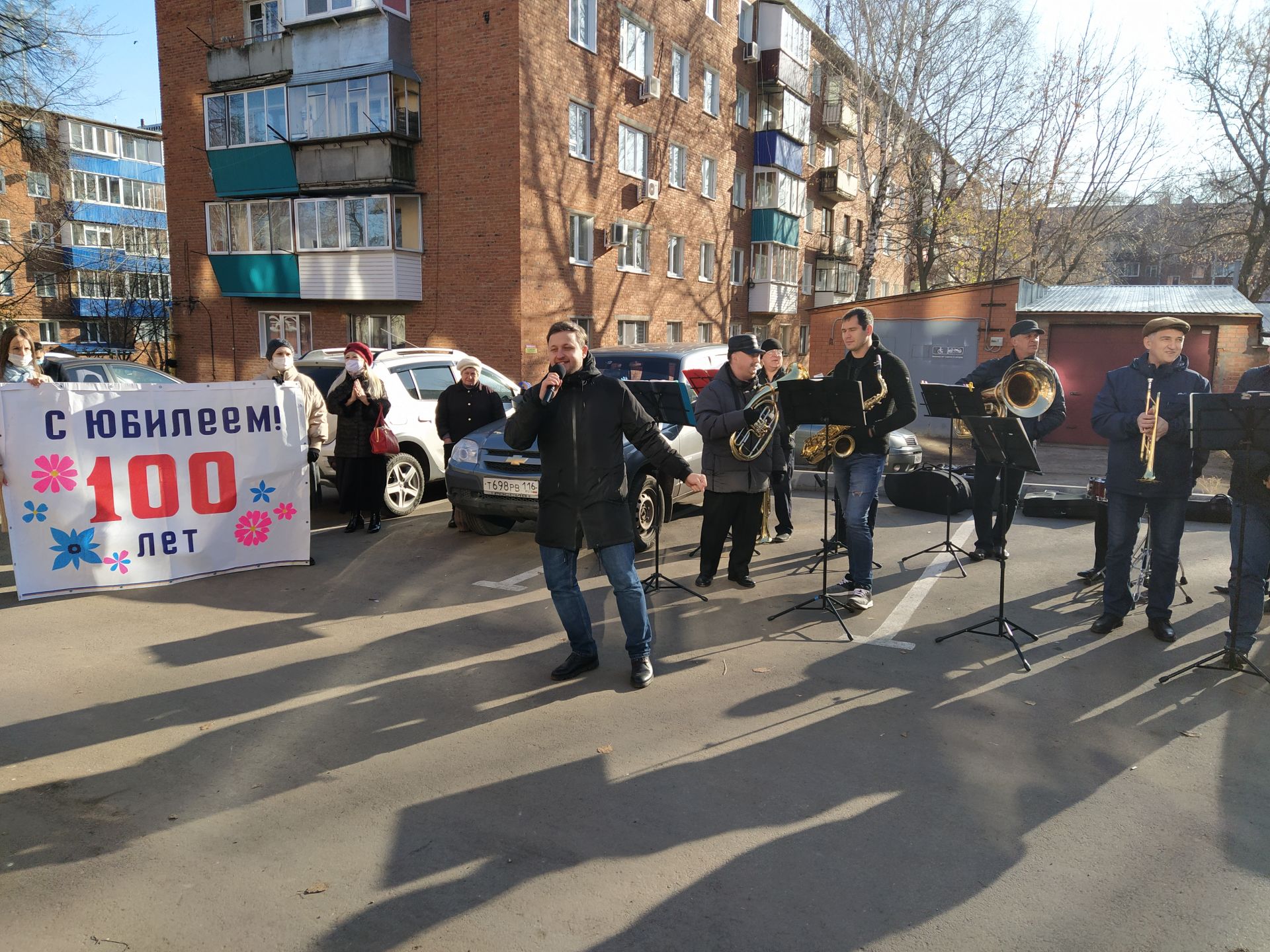 В 100-летний юбилей для труженицы тыла из Чистополя организовали концерт около дома