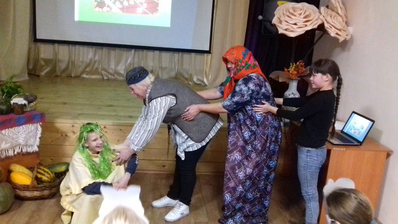 Юные экологи чистопольского села разыграли сказку «Репка» на новый лад
