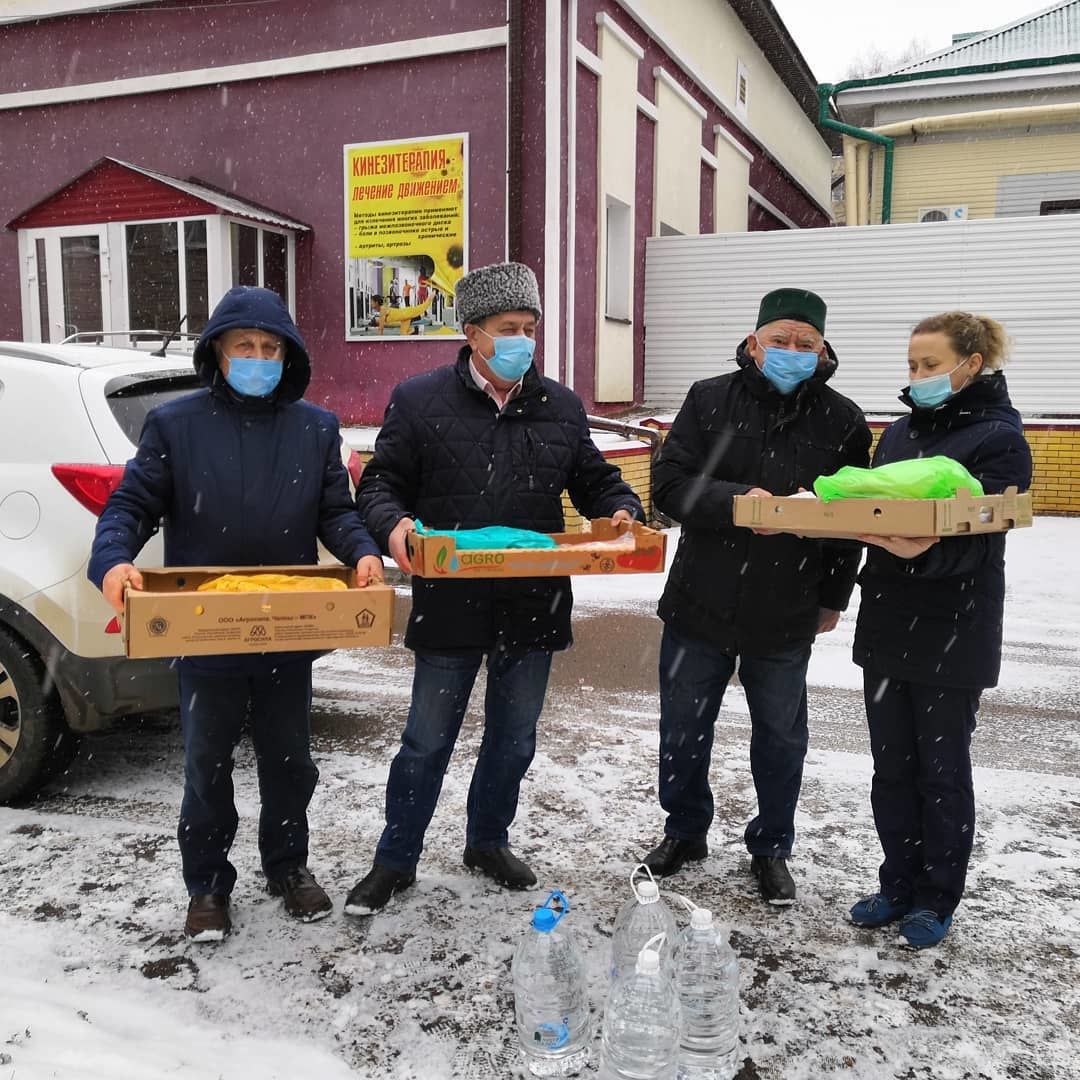 Чистопольские аксакалы привезли угощения для сотрудников временного инфекционного госпиталя