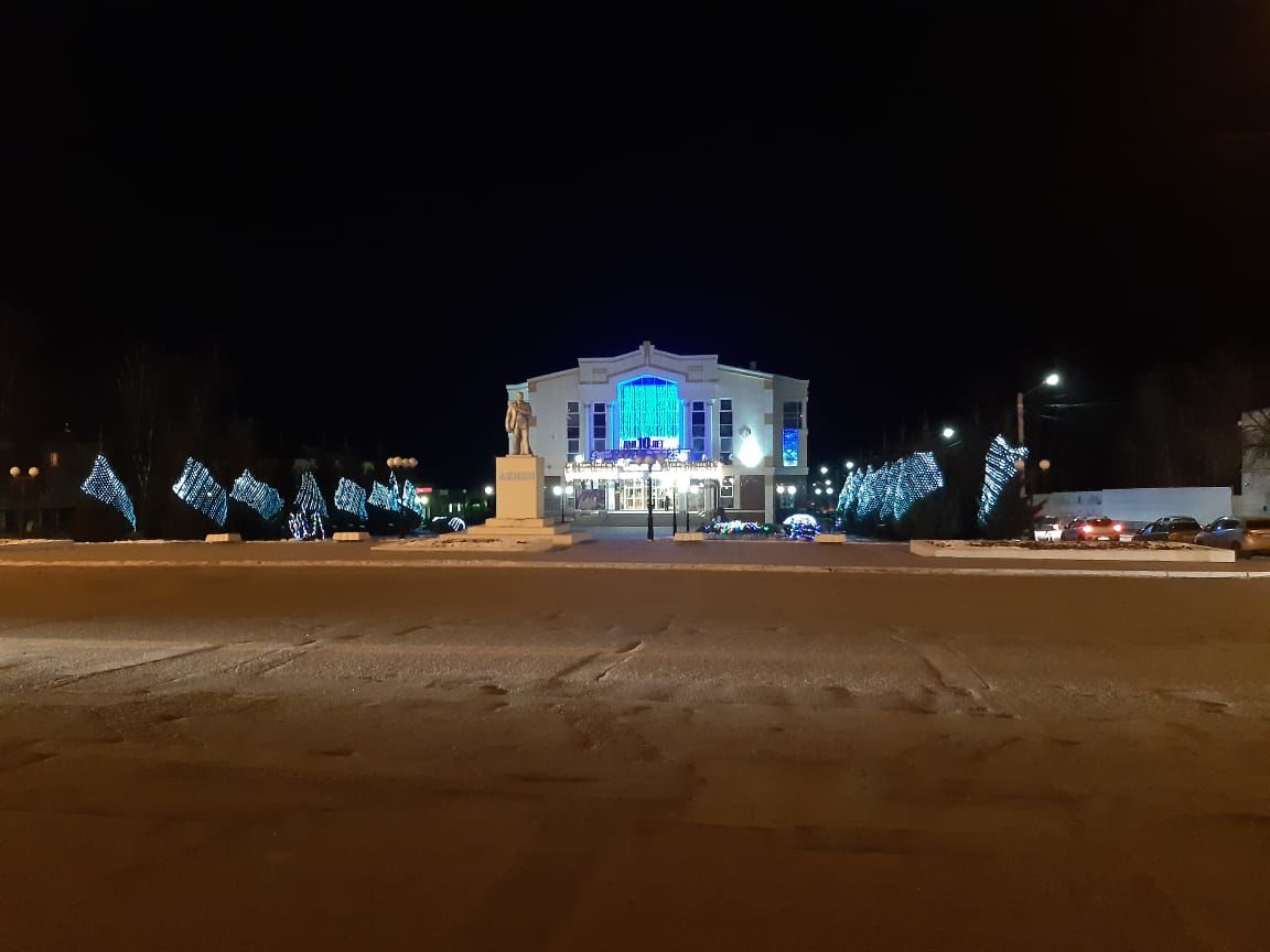 Чистопольские организации начали украшать здания к Новому году (ФОТО)