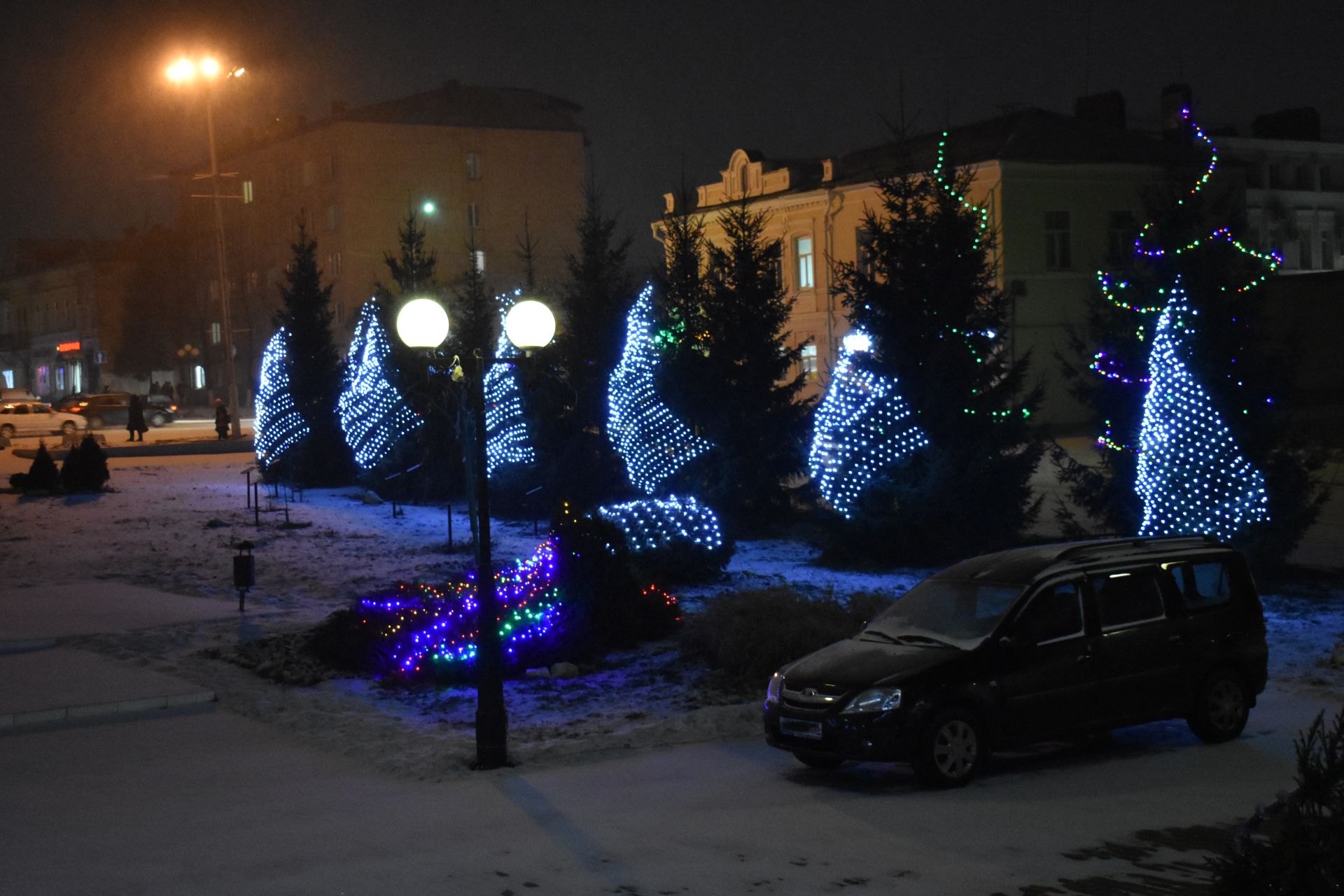 Чистопольские организации начали украшать здания к Новому году (ФОТО)
