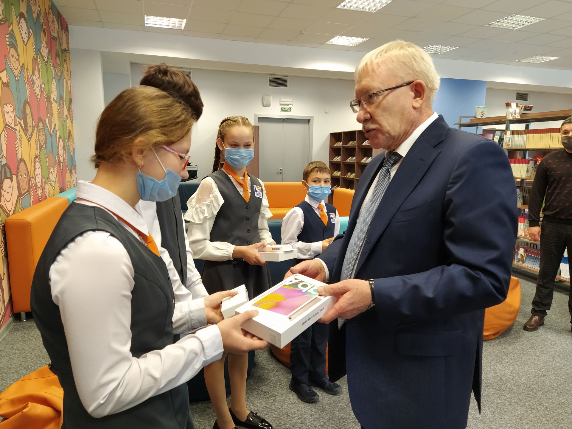 Депутат Госдумы Олег Морозов подарил чистопольским школьникам планшеты