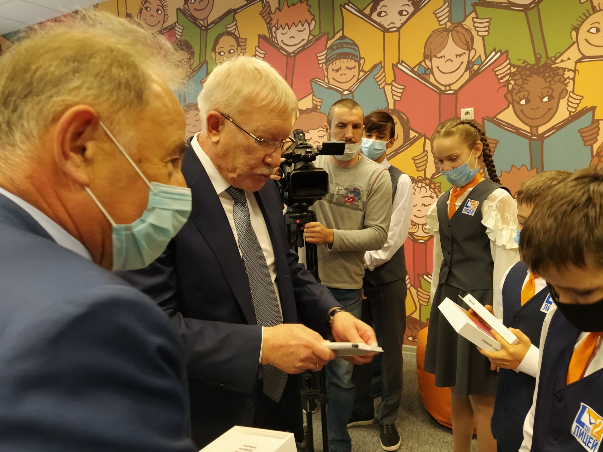 Депутат Госдумы Олег Морозов подарил чистопольским школьникам планшеты