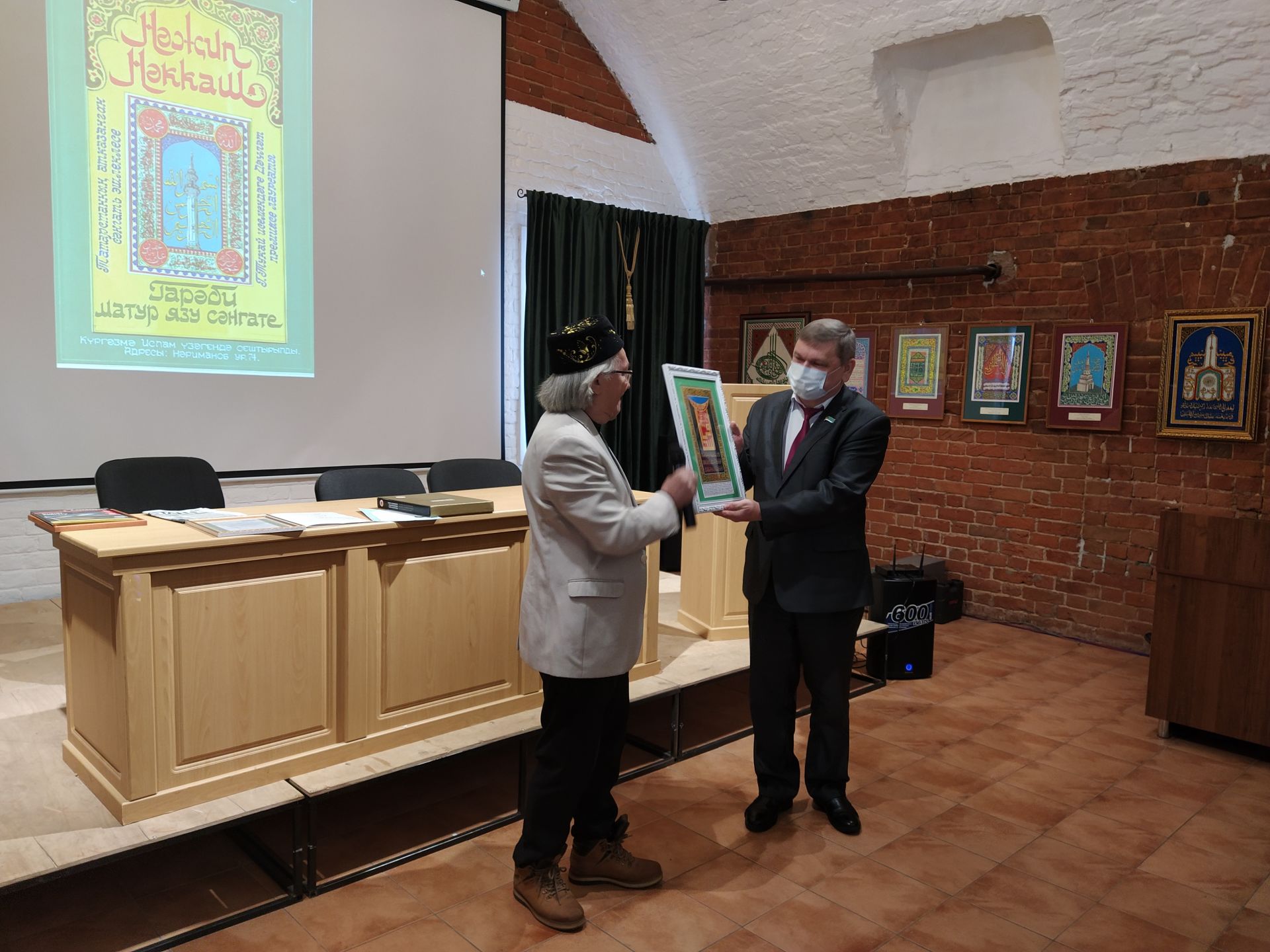 В Чистополе открылась выставка художника-каллиграфа Наджипа Наккаша
