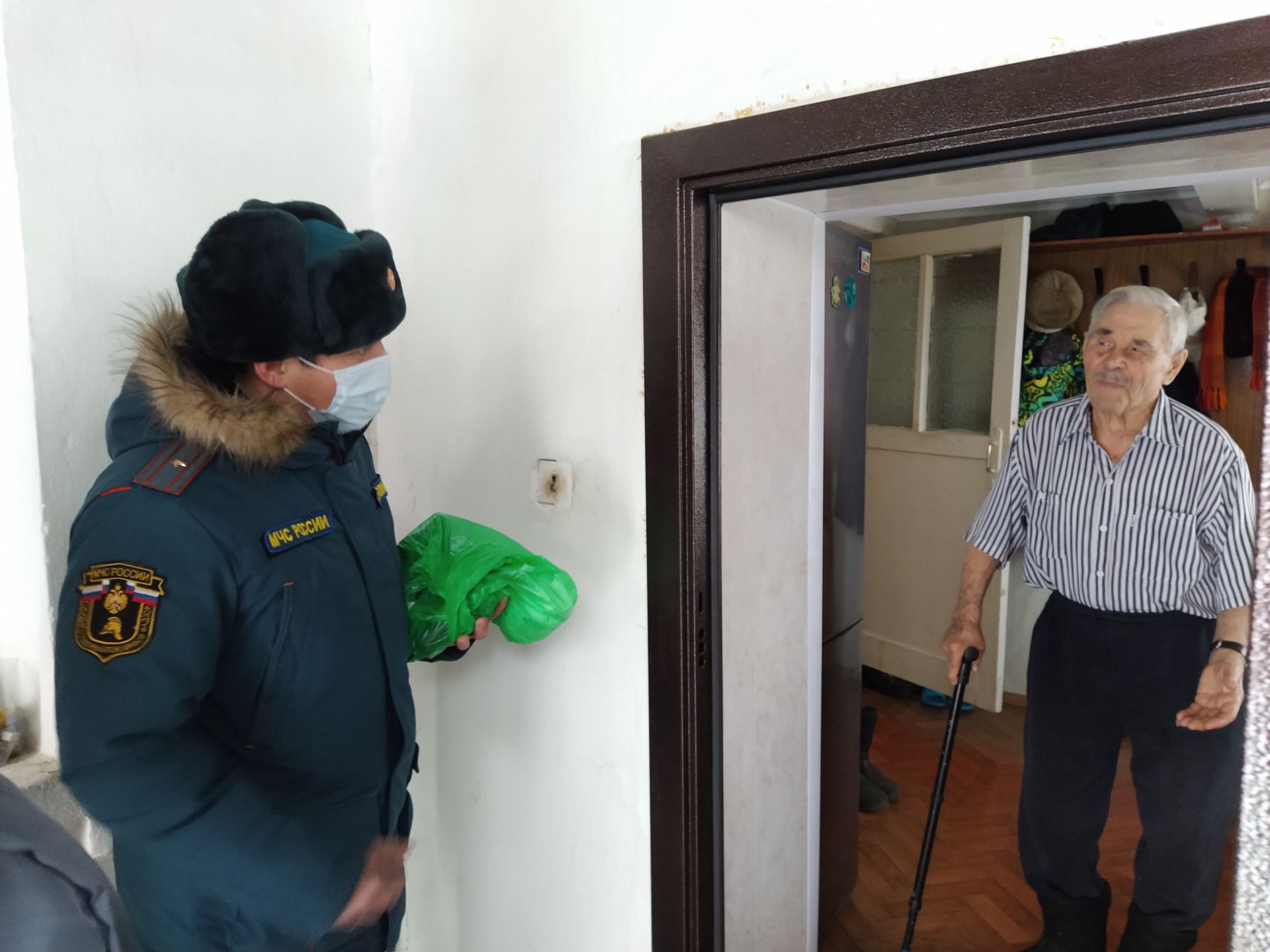 В Чистополе пожарные инспекторы установили в доме пенсионера пожарные извещатели