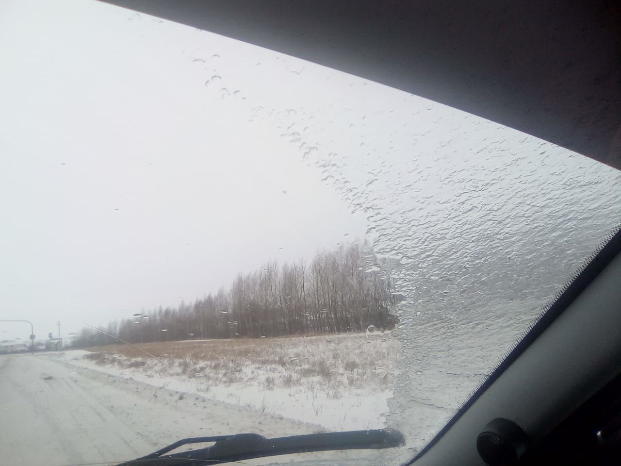 Недалеко от Чистополя трассу накрыл ледяной дождь (ФОТО + ВИДЕО)