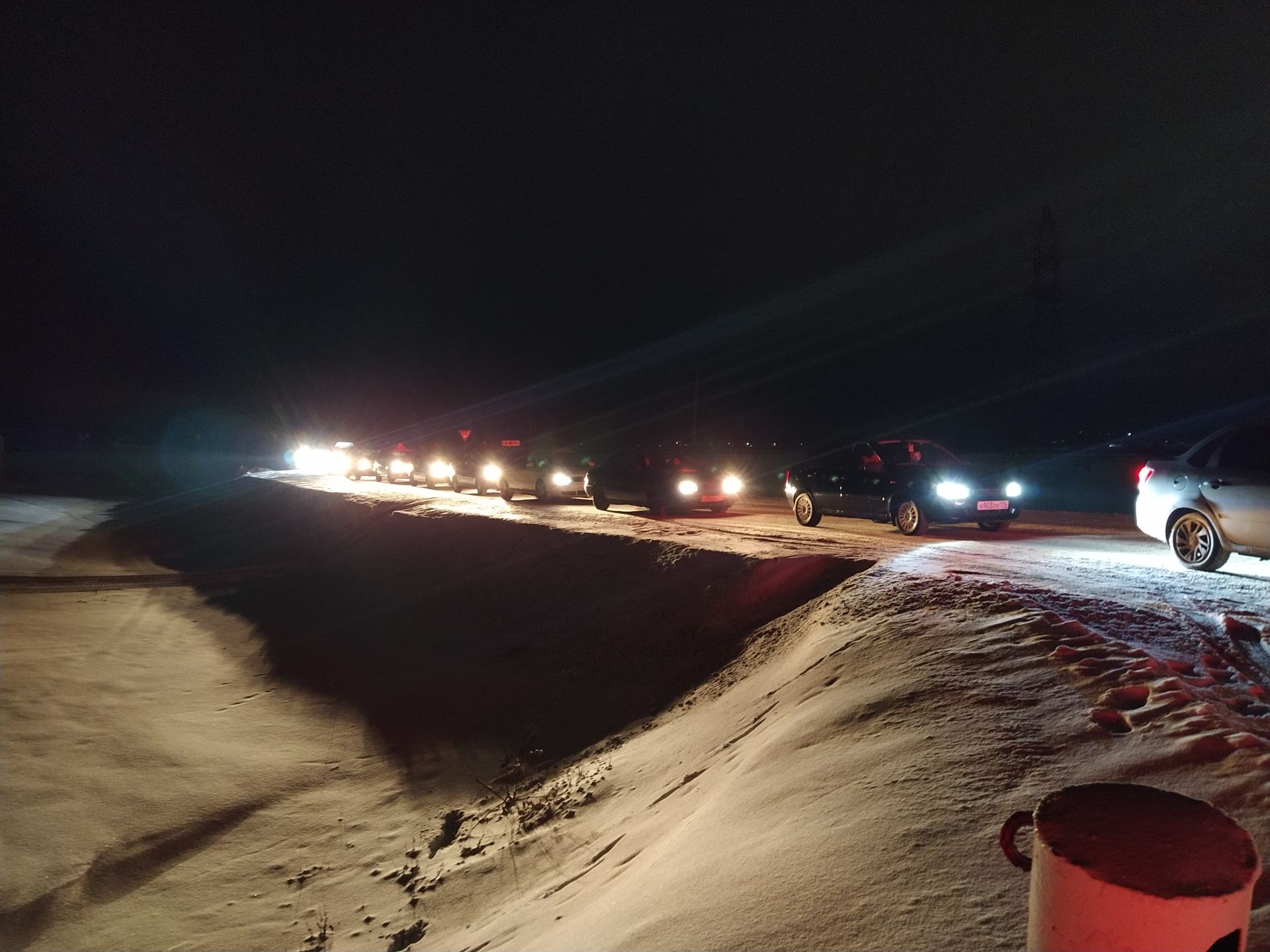 Чистопольские водители сделали елку из автомобилей