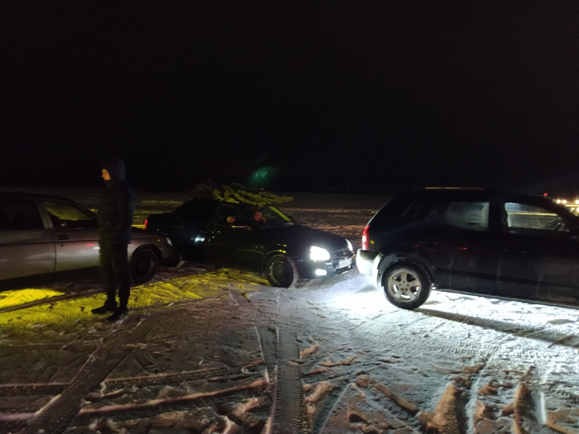 Чистопольские водители сделали елку из автомобилей