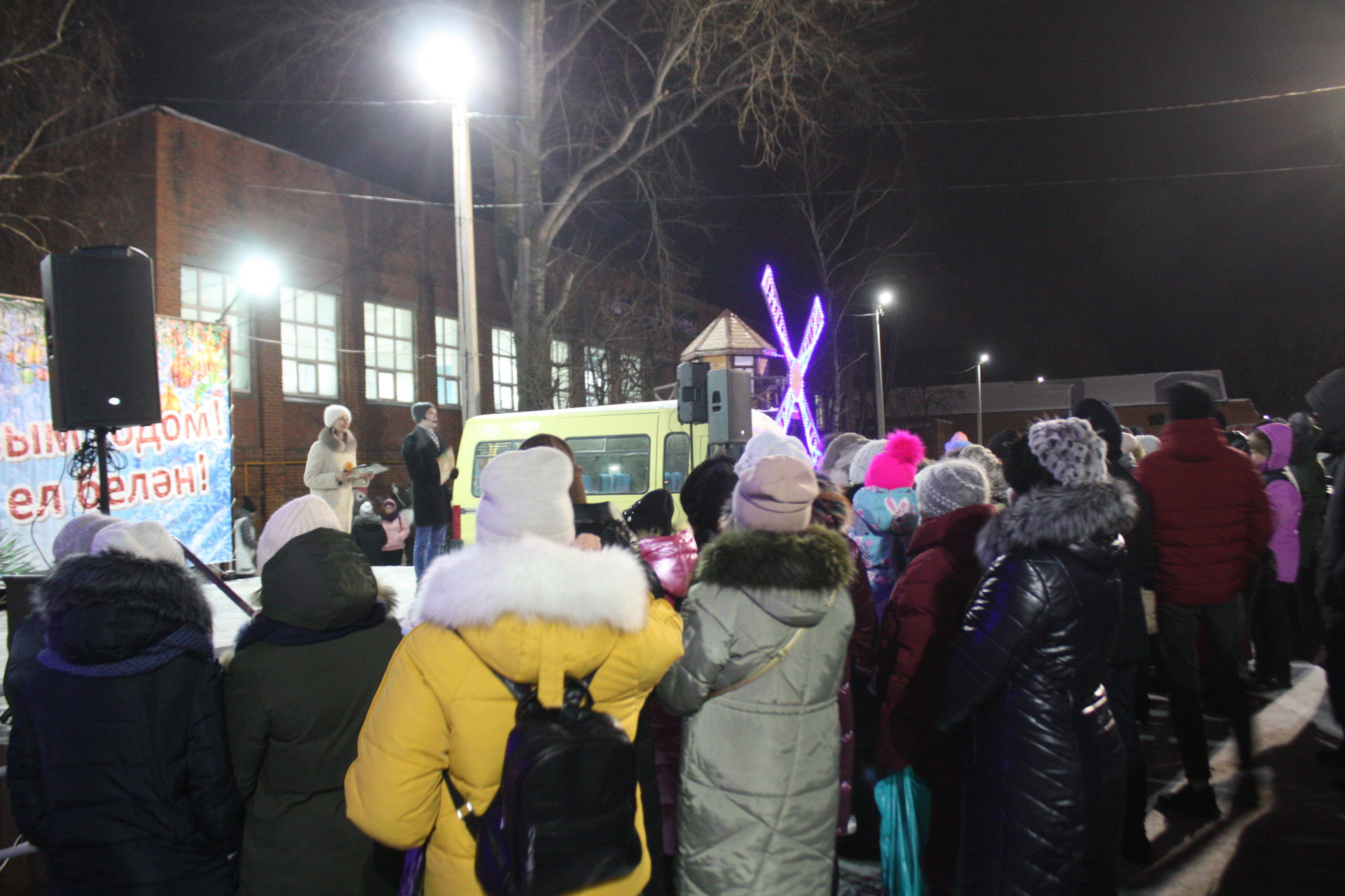 В Чистополе, в микрорайоне мельничной площади открылась новогодняя елка