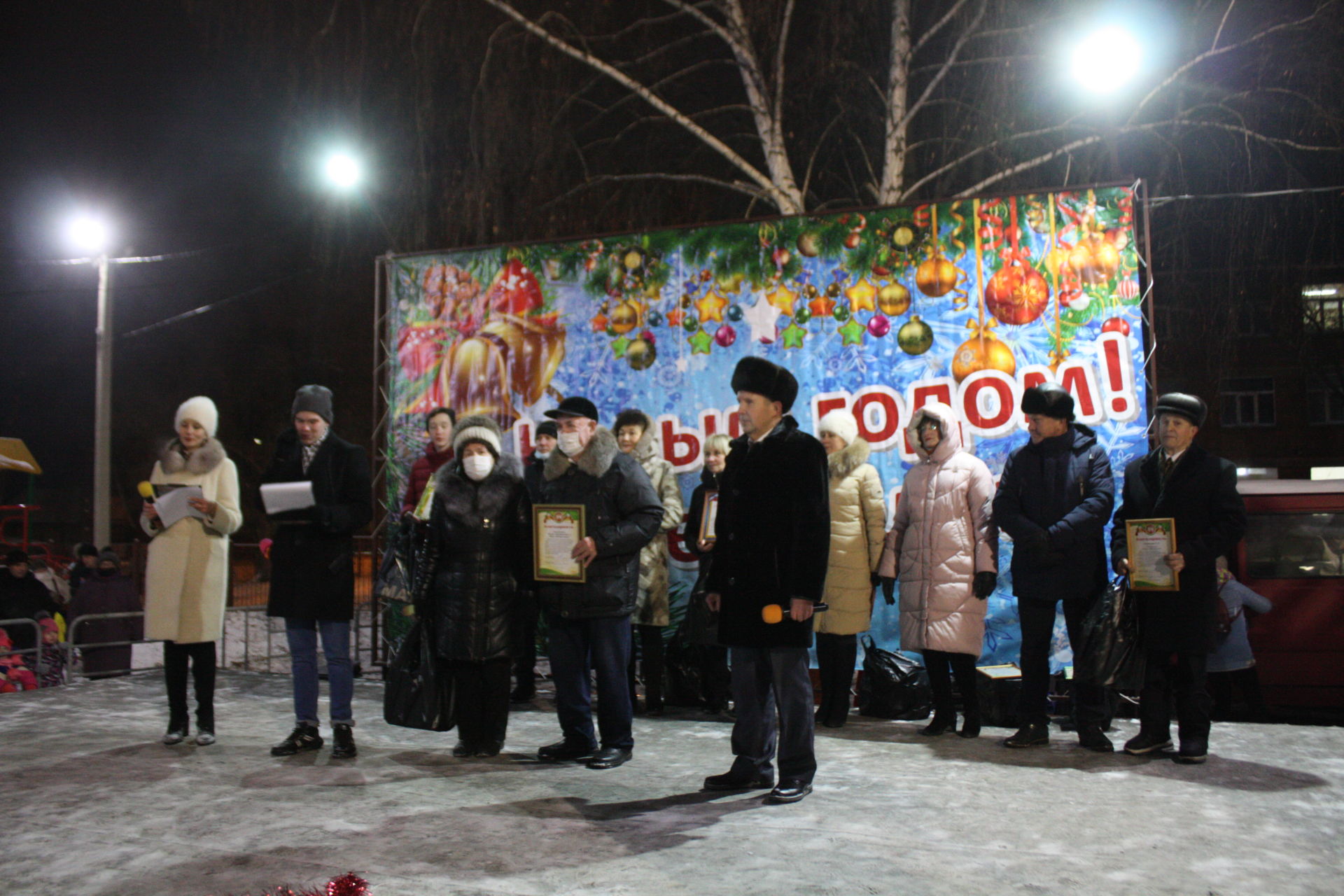 В Чистополе, в микрорайоне мельничной площади открылась новогодняя елка