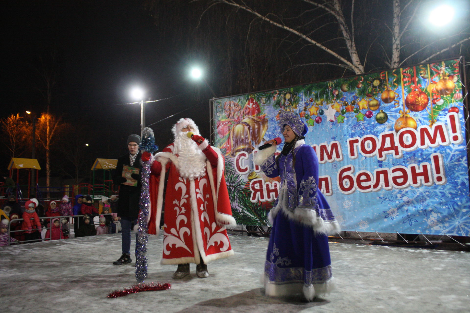 В Чистополе, в микрорайоне мельничной площади открылась новогодняя елка