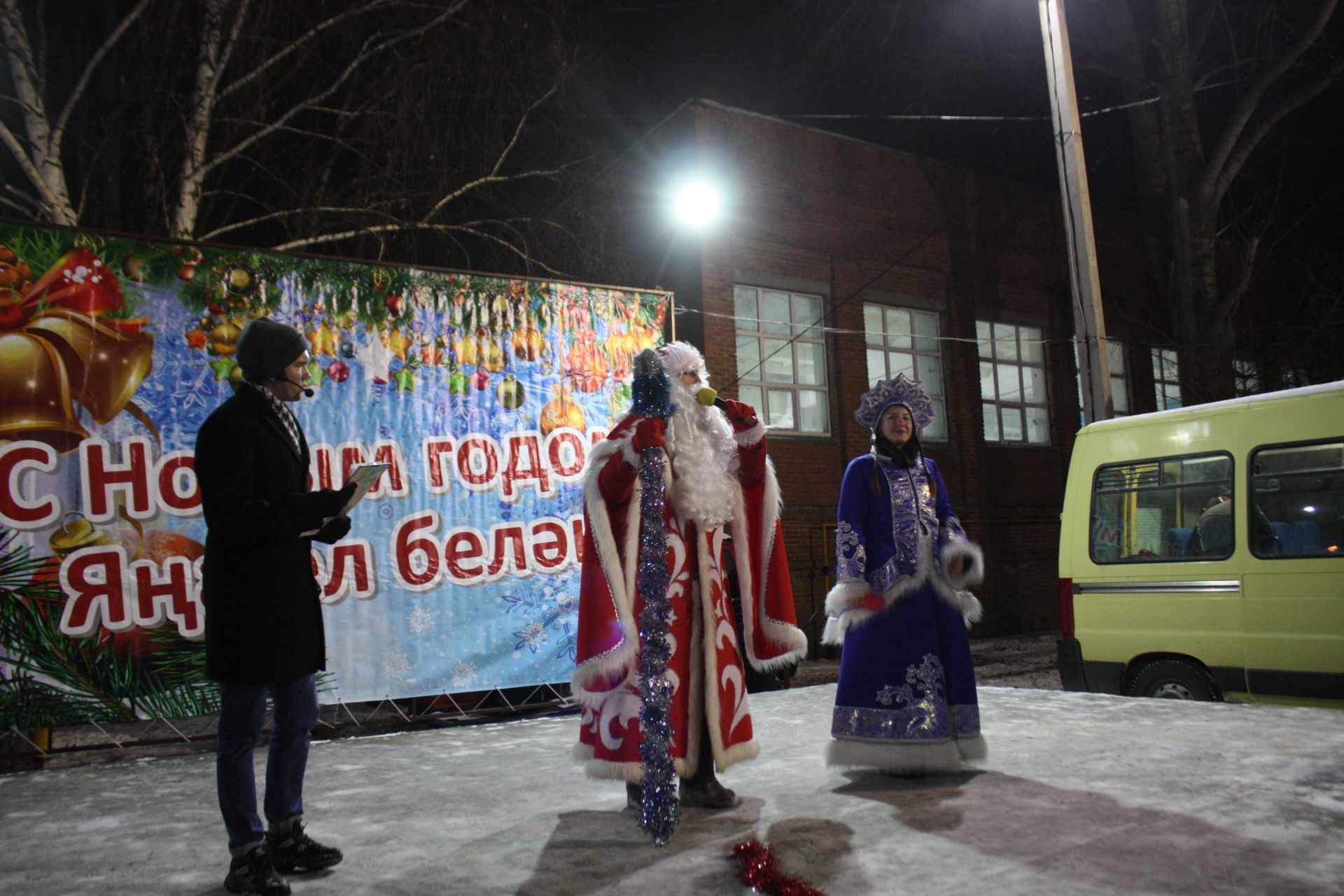 В Чистополе, в микрорайоне мельничной площади открылась новогодняя елка