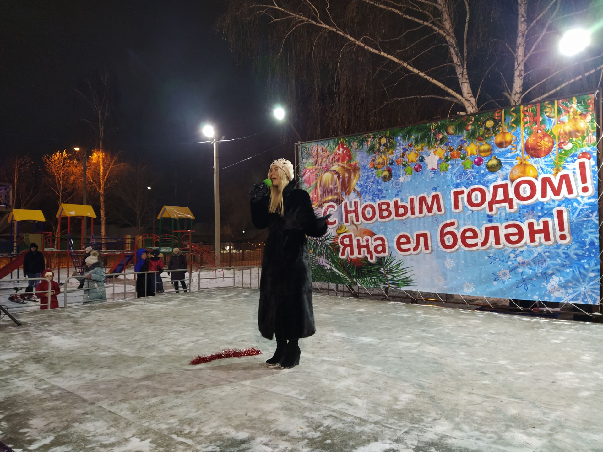 В Чистополе, в микрорайоне мельничной площади открылась новогодняя елка