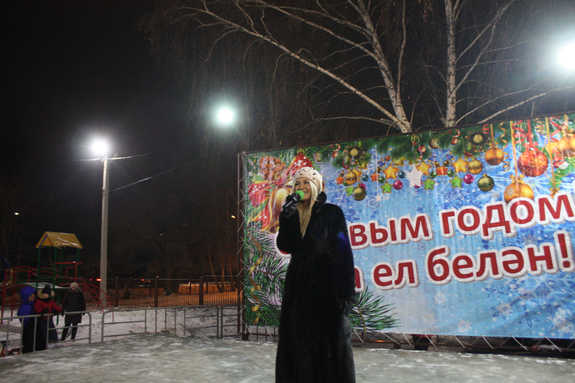 В Чистополе, в микрорайоне мельничной площади открылась новогодняя елка