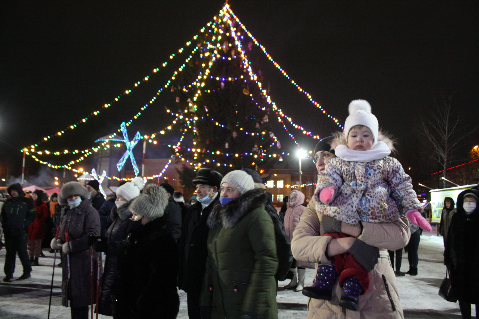 В Чистополе, в микрорайоне мельничной площади открылась новогодняя елка