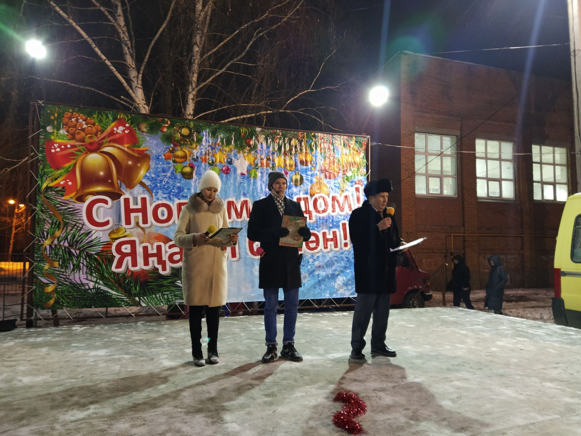 В Чистополе, в микрорайоне мельничной площади открылась новогодняя елка