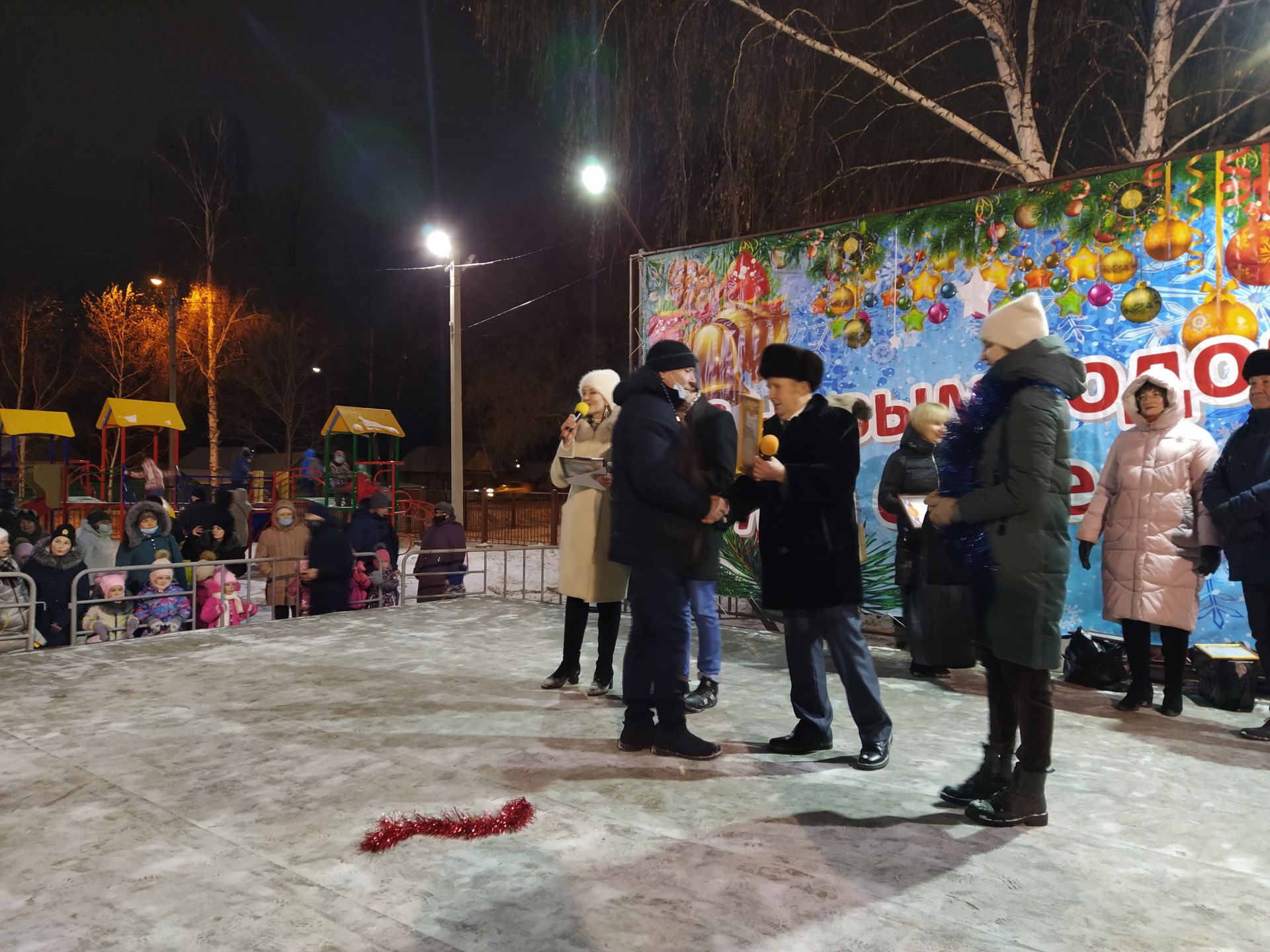 В Чистополе, в микрорайоне мельничной площади открылась новогодняя елка