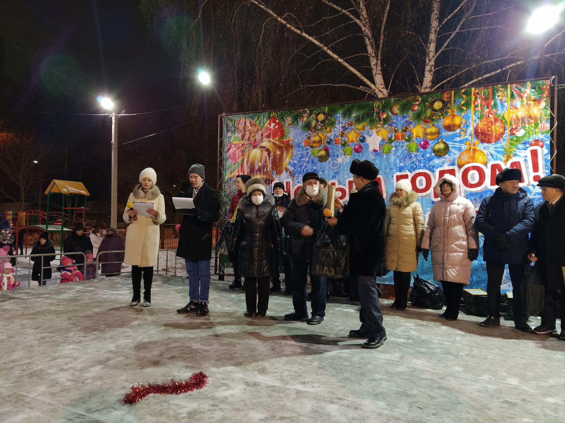 В Чистополе, в микрорайоне мельничной площади открылась новогодняя елка