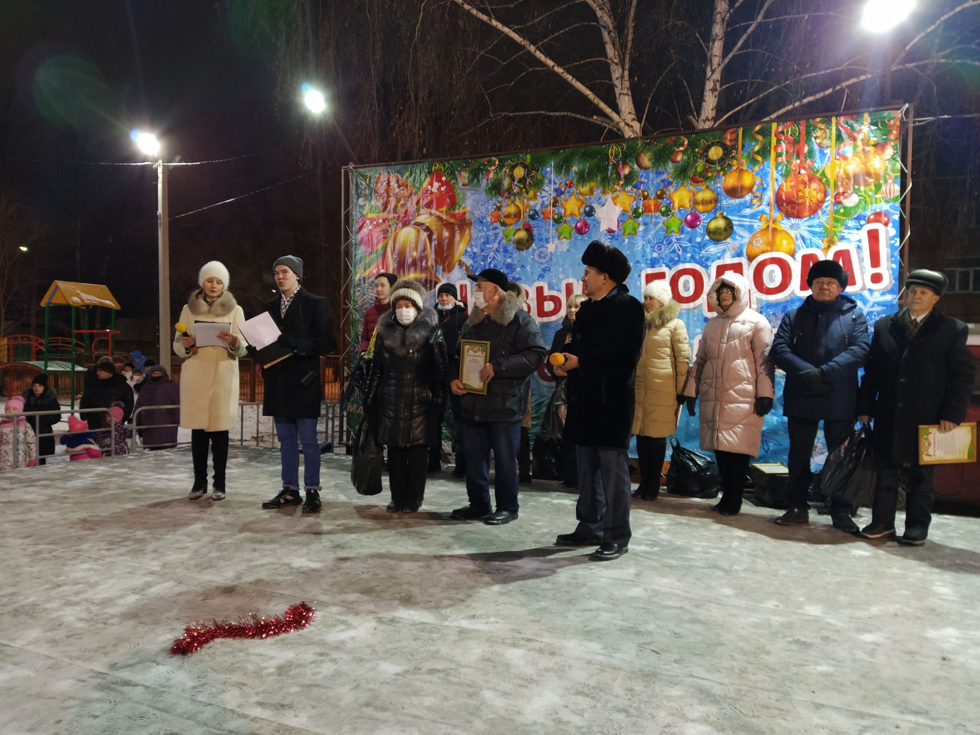 В Чистополе, в микрорайоне мельничной площади открылась новогодняя елка