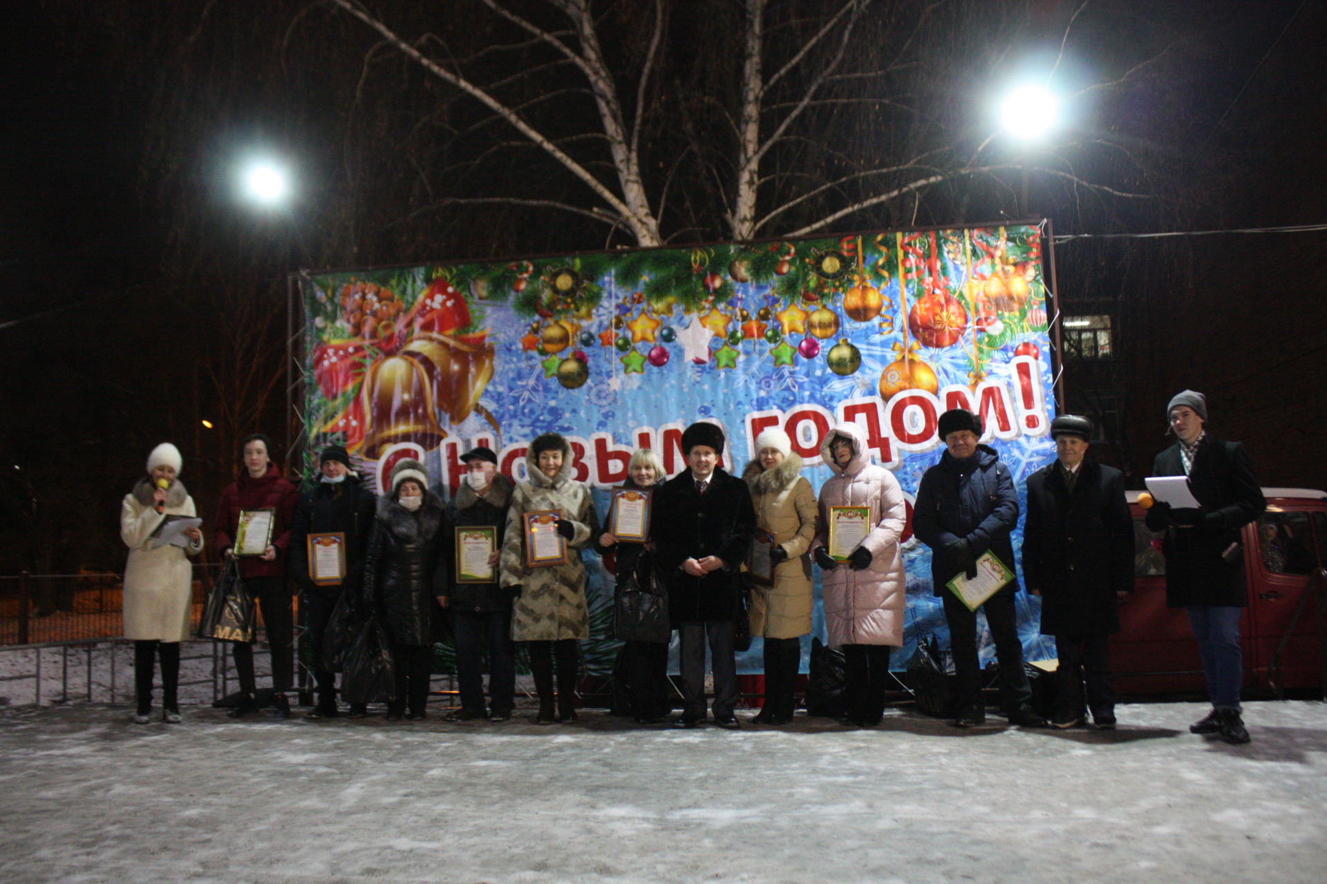 В Чистополе, в микрорайоне мельничной площади открылась новогодняя елка