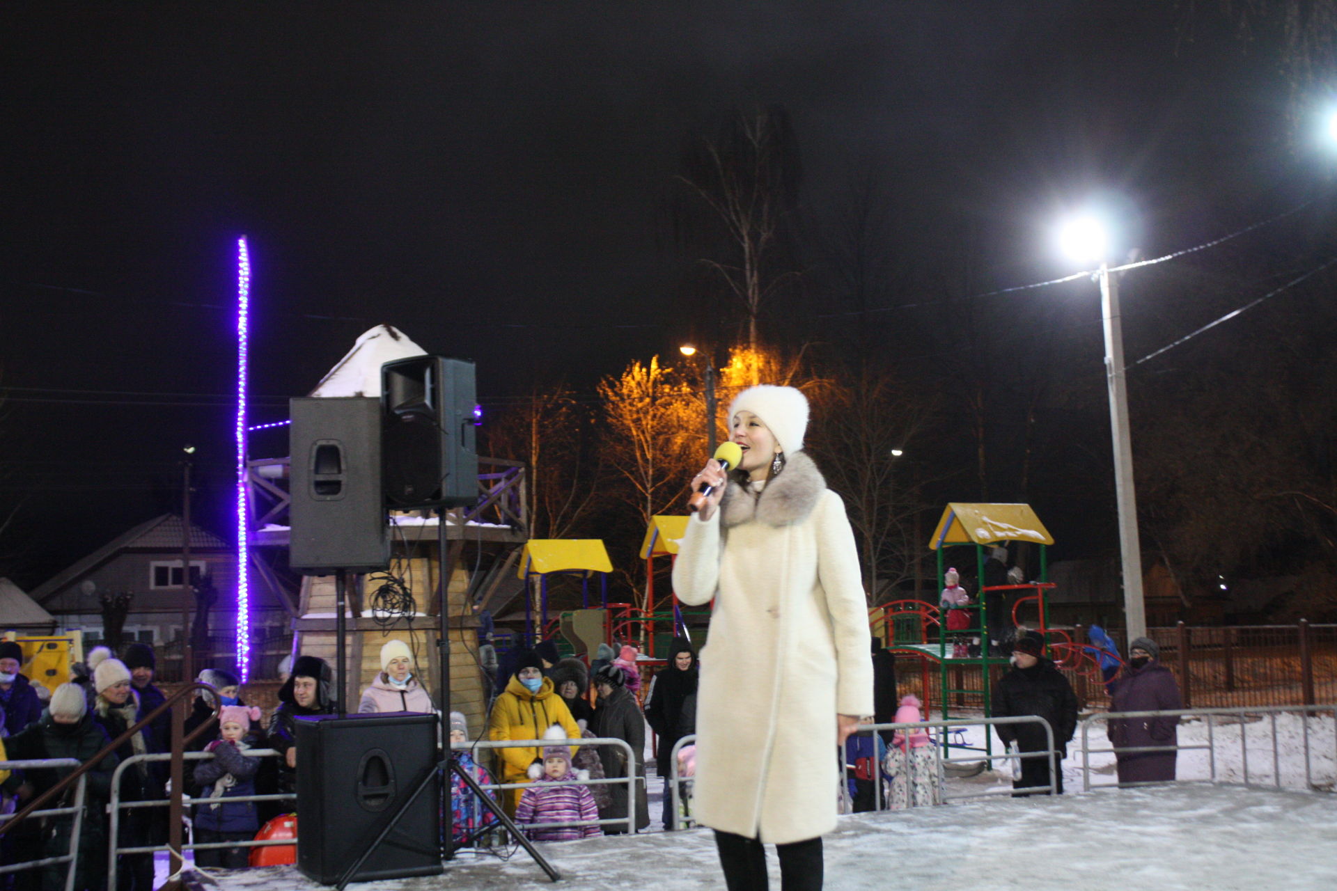 В Чистополе, в микрорайоне мельничной площади открылась новогодняя елка