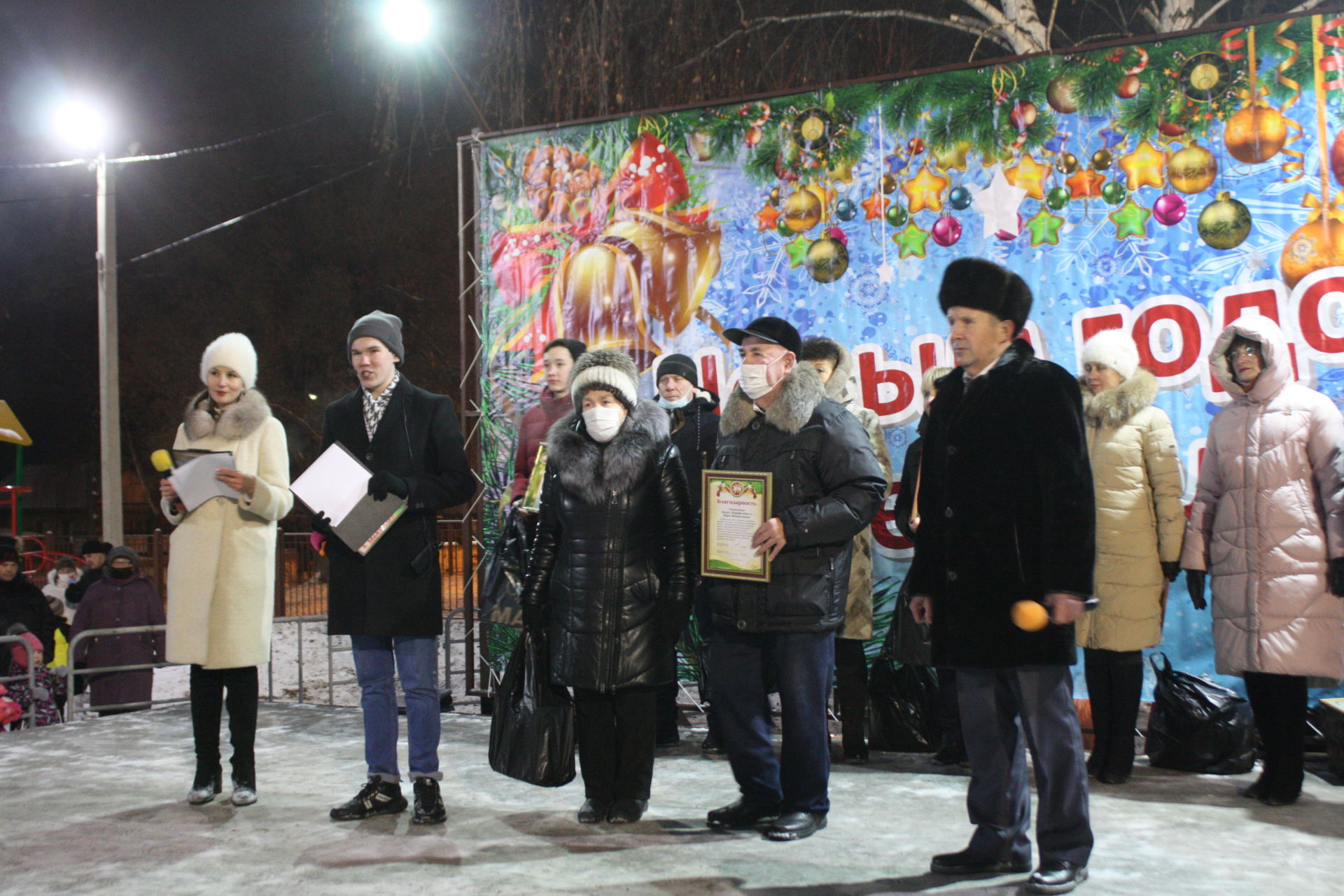 В Чистополе, в микрорайоне мельничной площади открылась новогодняя елка