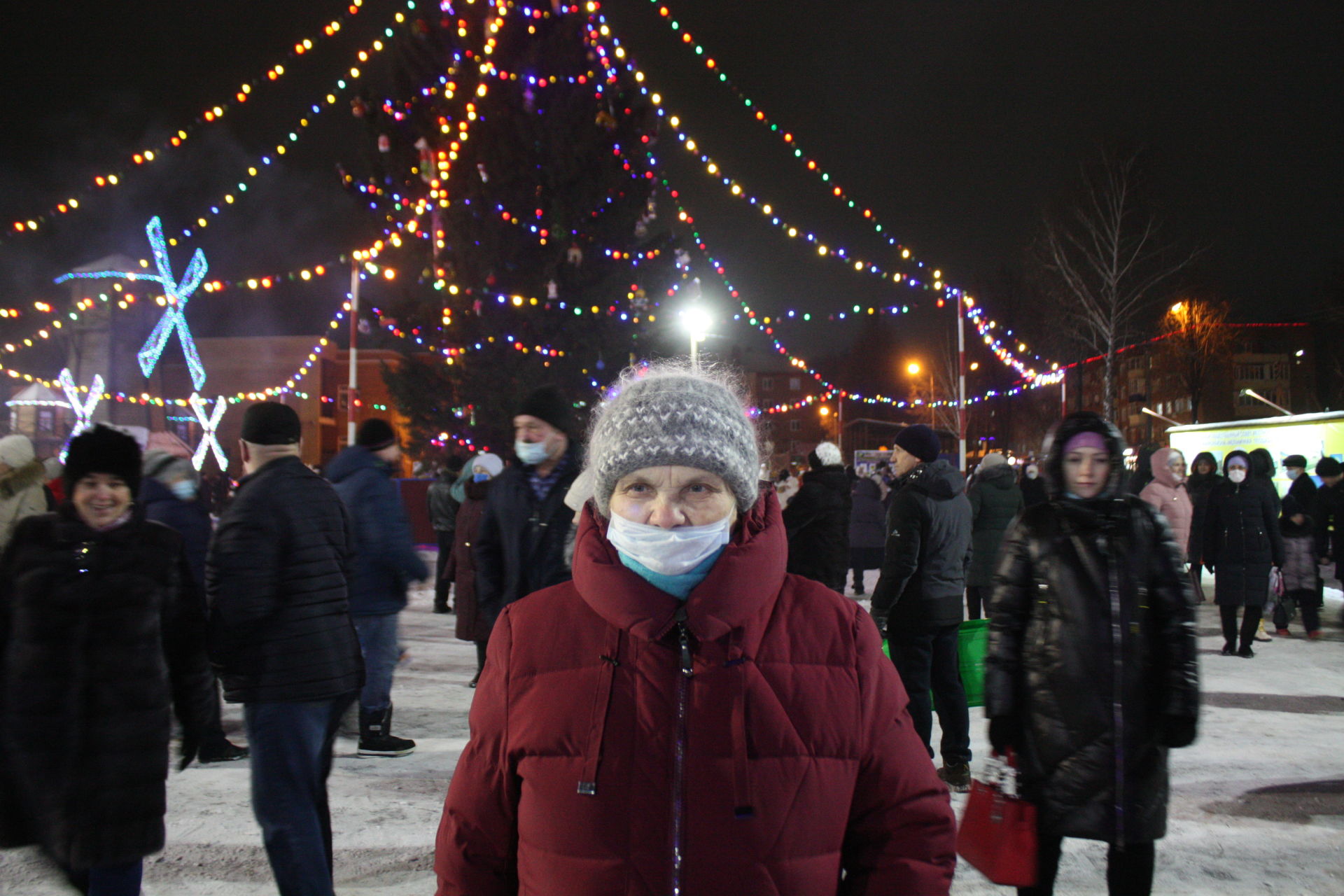 В Чистополе, в микрорайоне мельничной площади открылась новогодняя елка