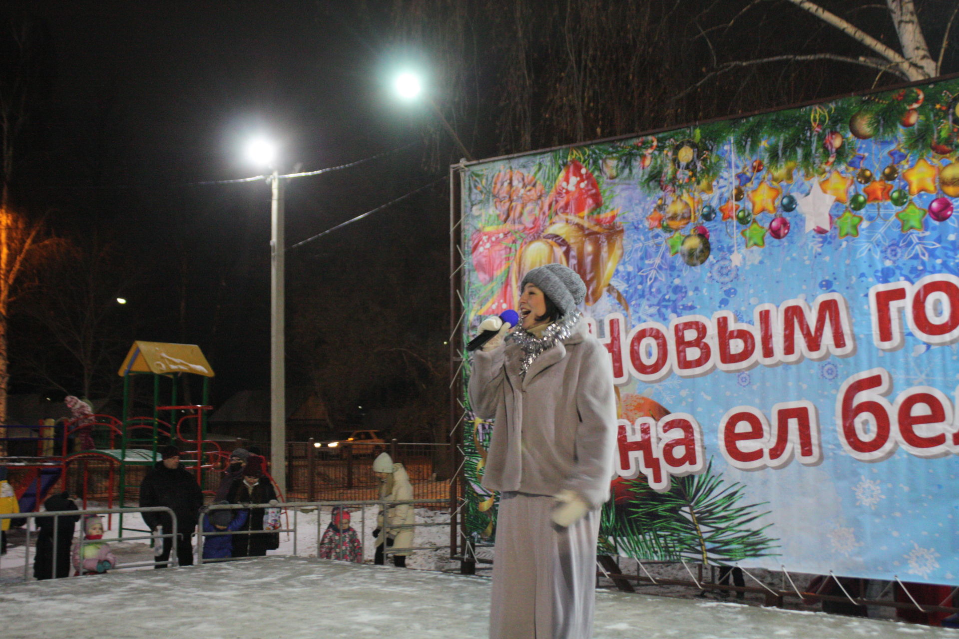 В Чистополе, в микрорайоне мельничной площади открылась новогодняя елка