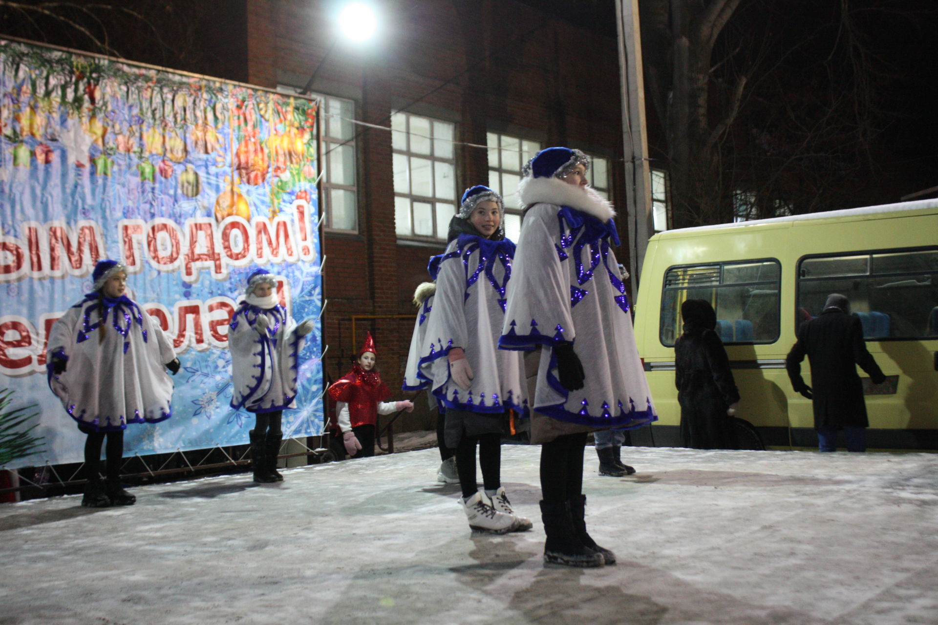 В Чистополе, в микрорайоне мельничной площади открылась новогодняя елка