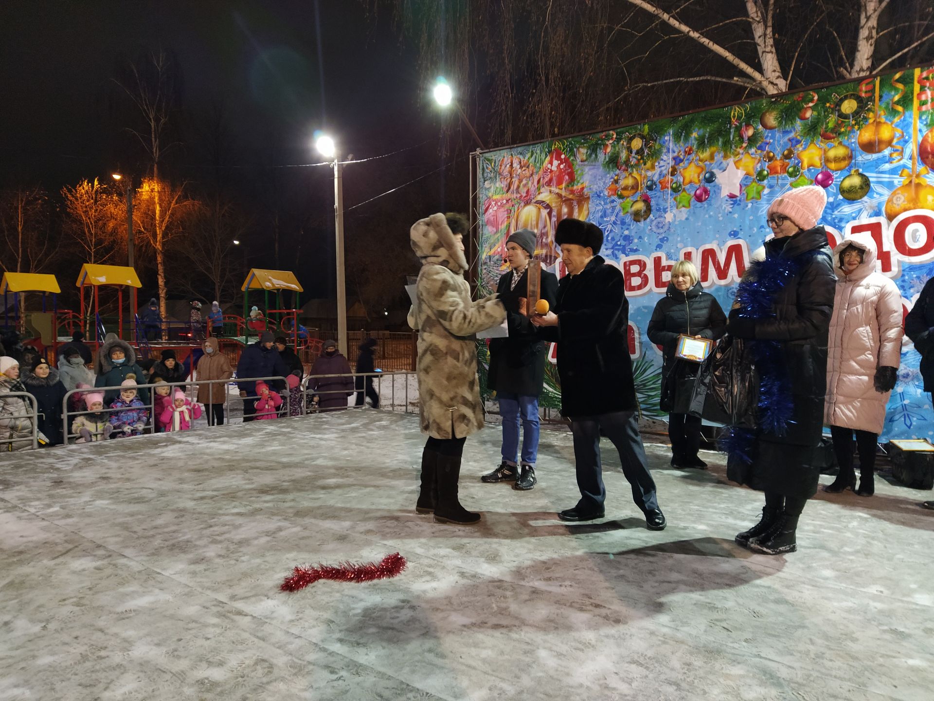 В Чистополе, в микрорайоне мельничной площади открылась новогодняя елка