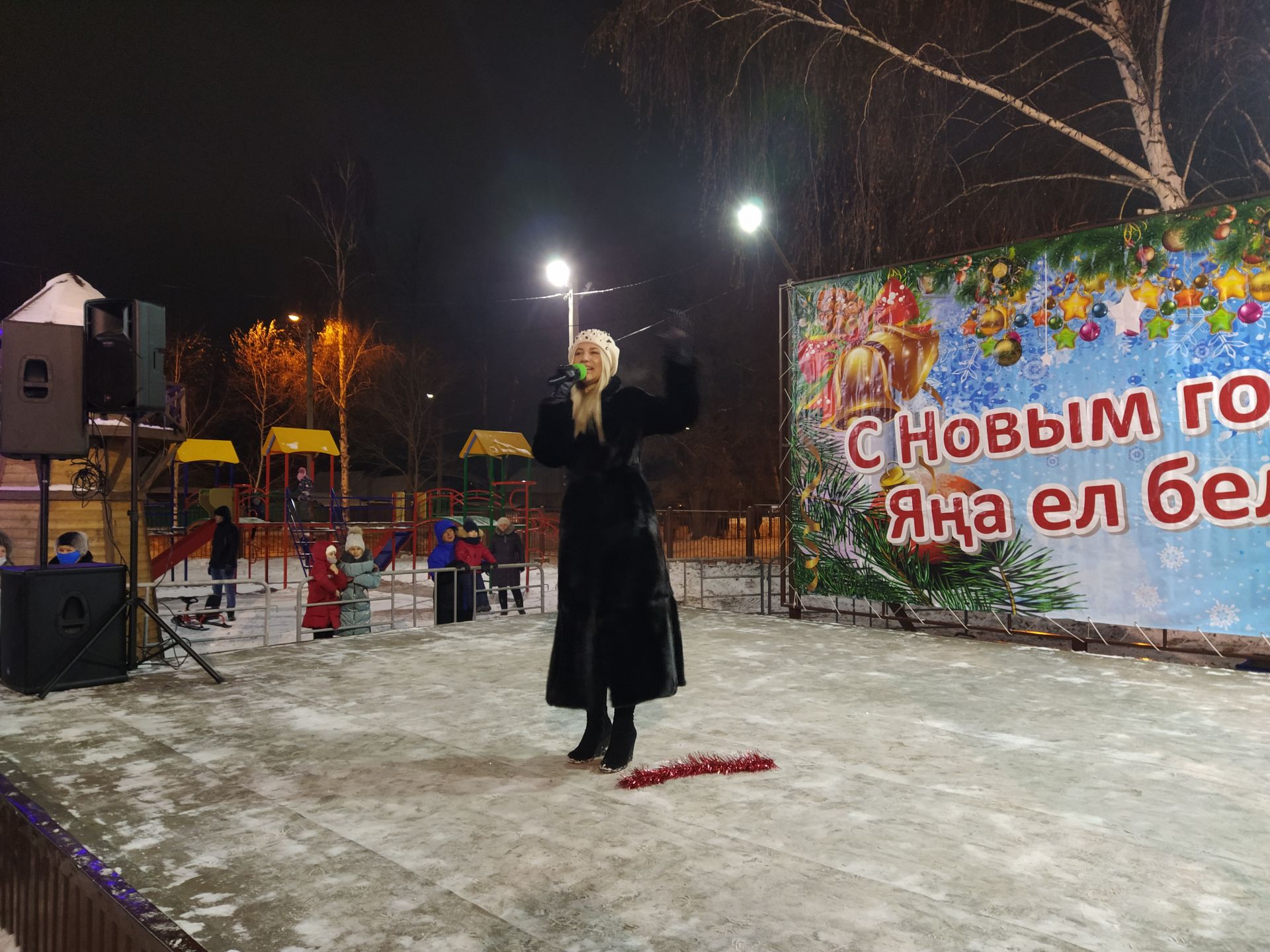 В Чистополе, в микрорайоне мельничной площади открылась новогодняя елка