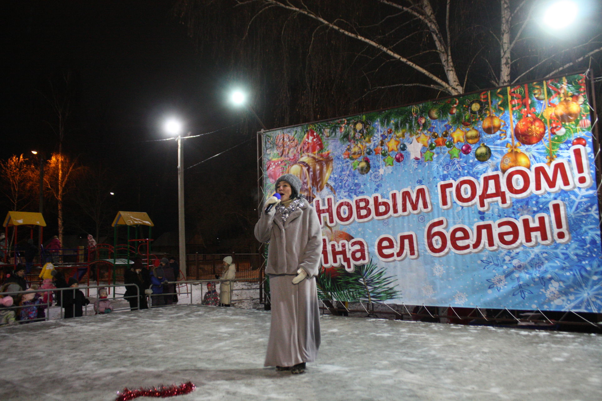 В Чистополе, в микрорайоне мельничной площади открылась новогодняя елка