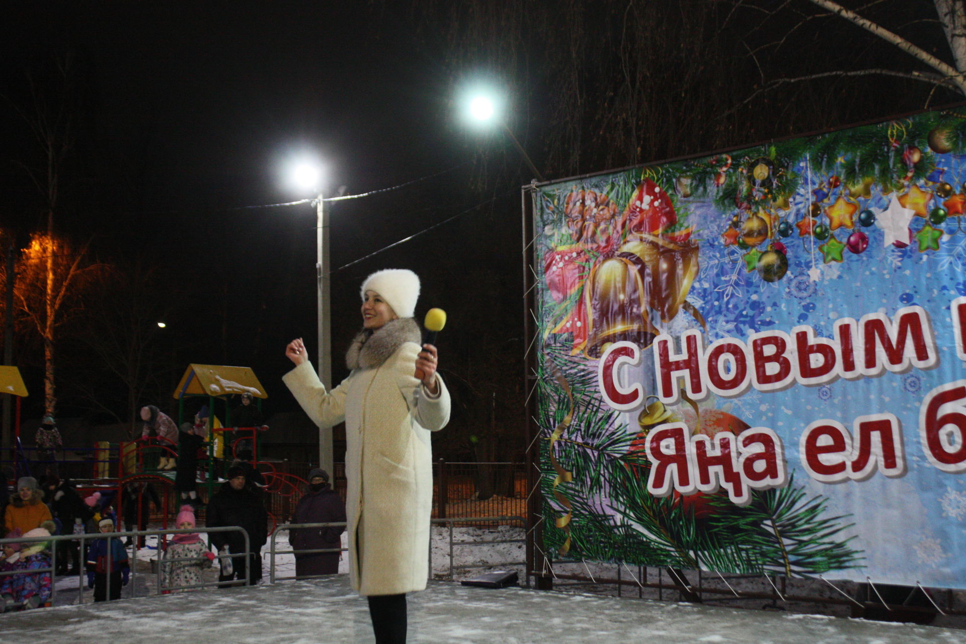 В Чистополе, в микрорайоне мельничной площади открылась новогодняя елка