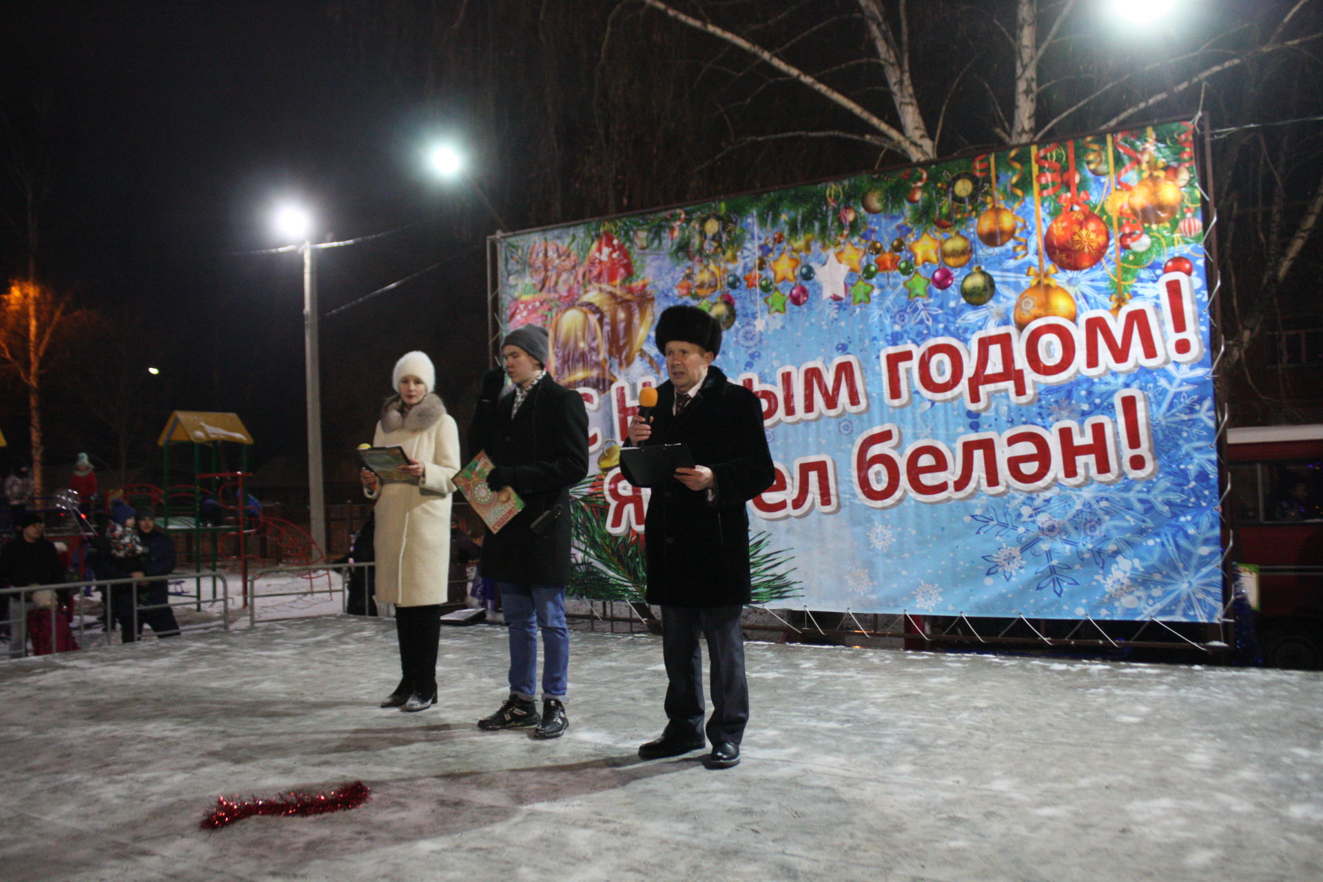 В Чистополе, в микрорайоне мельничной площади открылась новогодняя елка